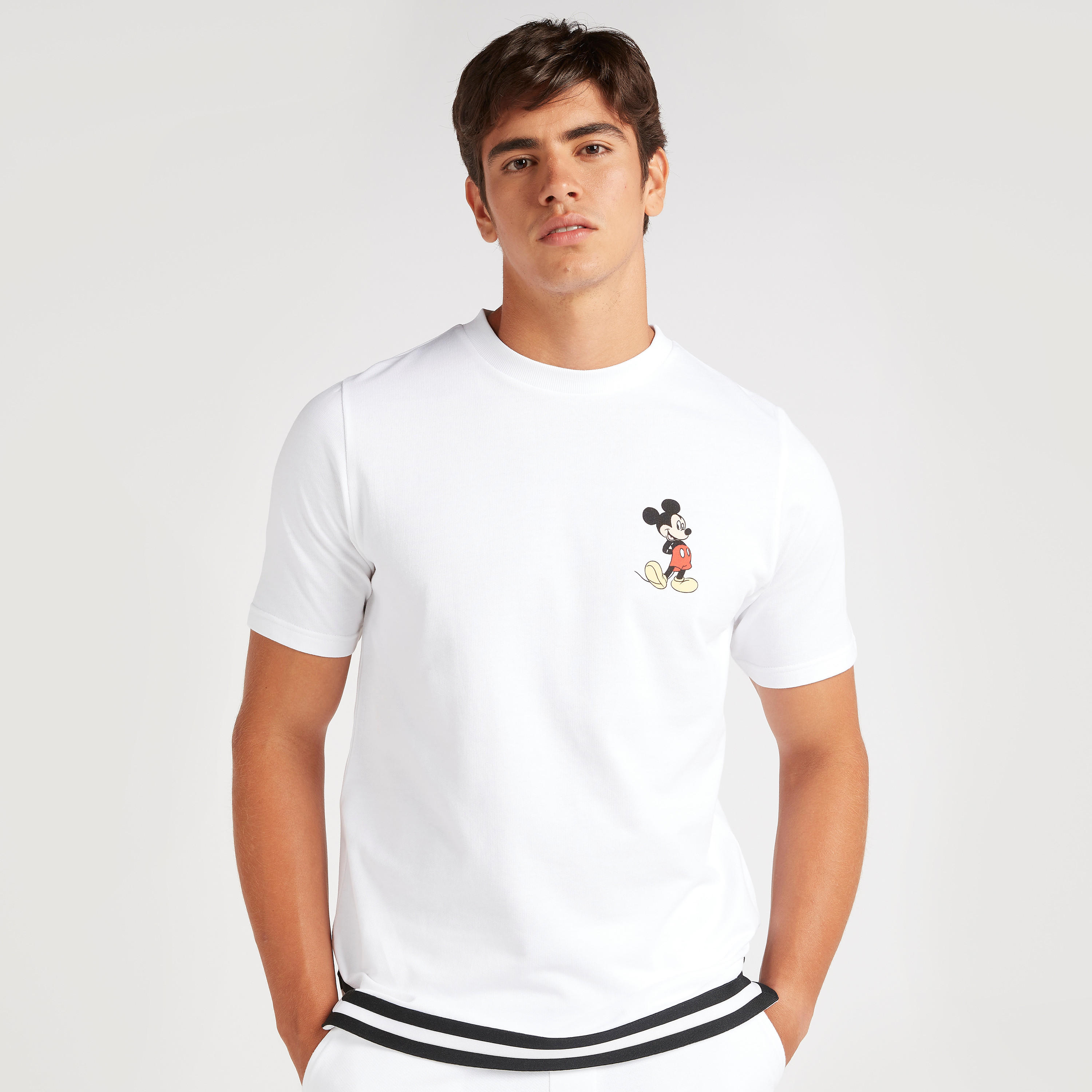 تيشيرت بياقة ضيّقة وأكمام قصيرة وطبعات ميكي ماوس-men-clothing-tshirtsandpolos-tshirts-image-1