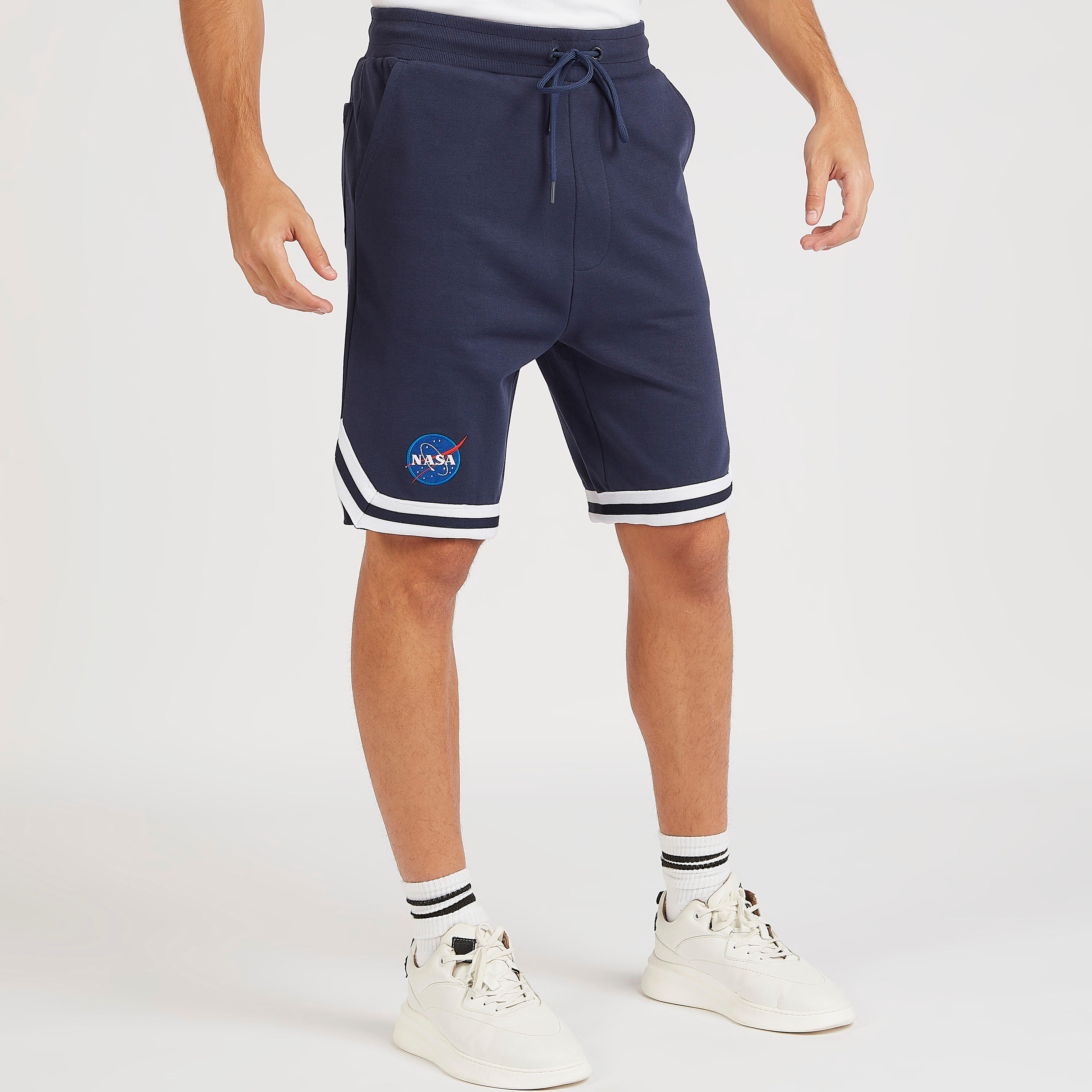 شورت برباط إغلاق وخصر متوسط الارتفاع وطبعات ناسا-men-clothing-bottoms-shorts-image-4