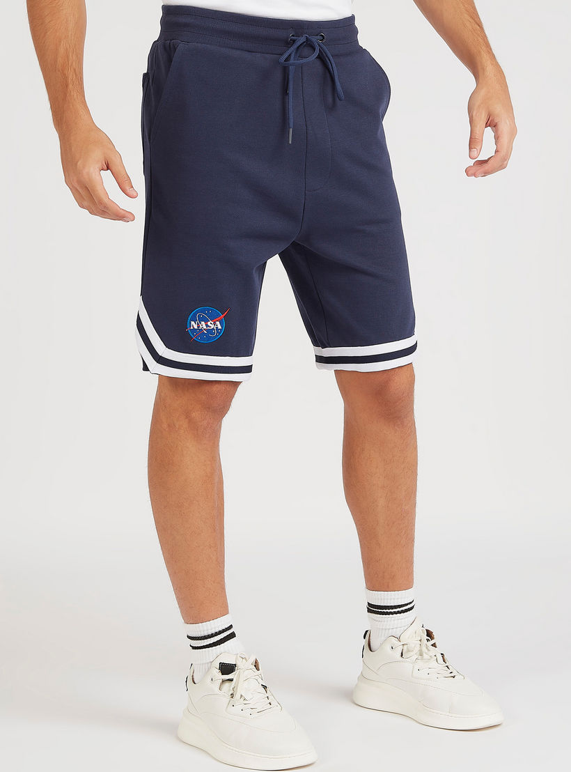 شورت برباط إغلاق وخصر متوسط الارتفاع وطبعات ناسا-men-clothing-bottoms-shorts-image-4