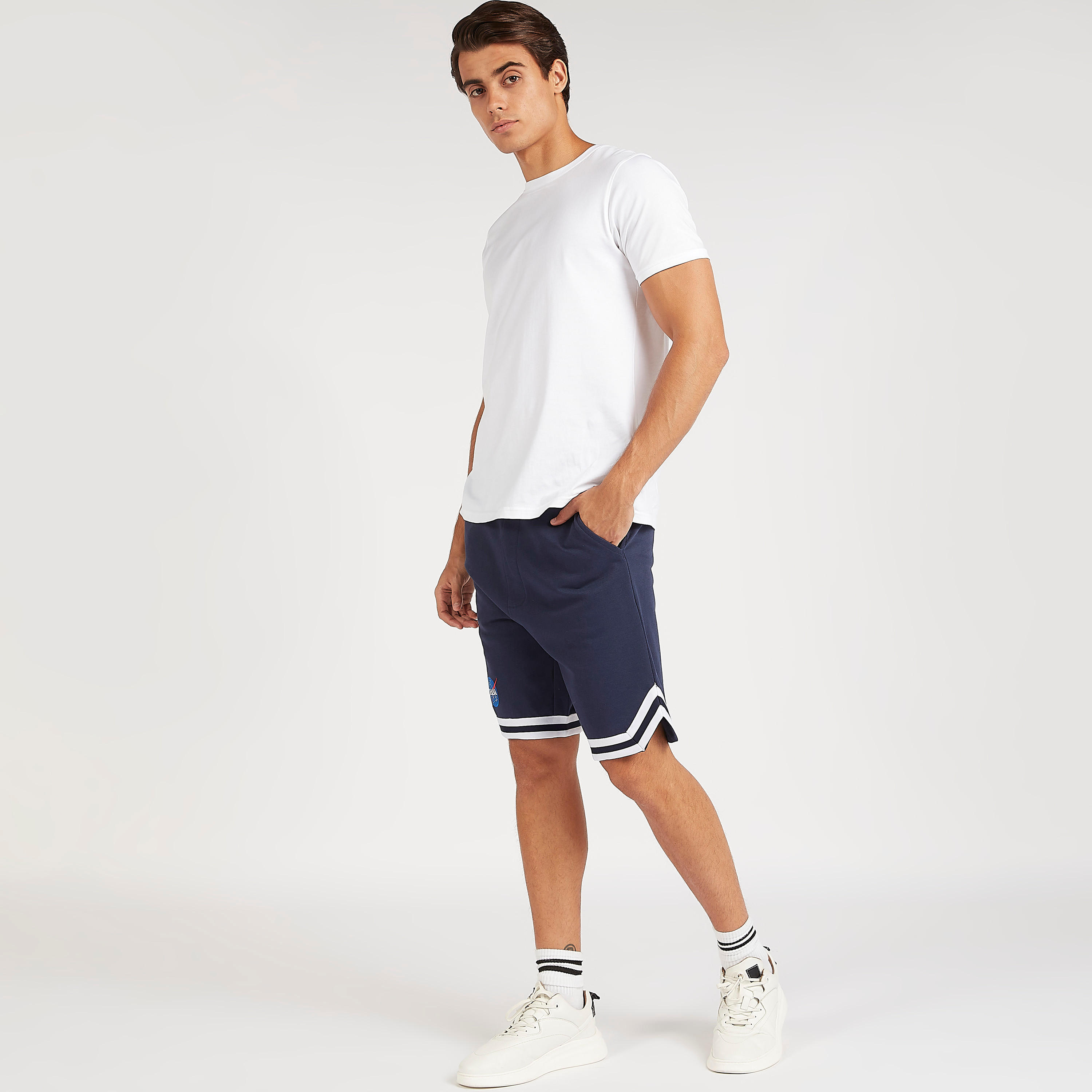 شورت برباط إغلاق وخصر متوسط الارتفاع وطبعات ناسا-men-clothing-bottoms-shorts-image-3