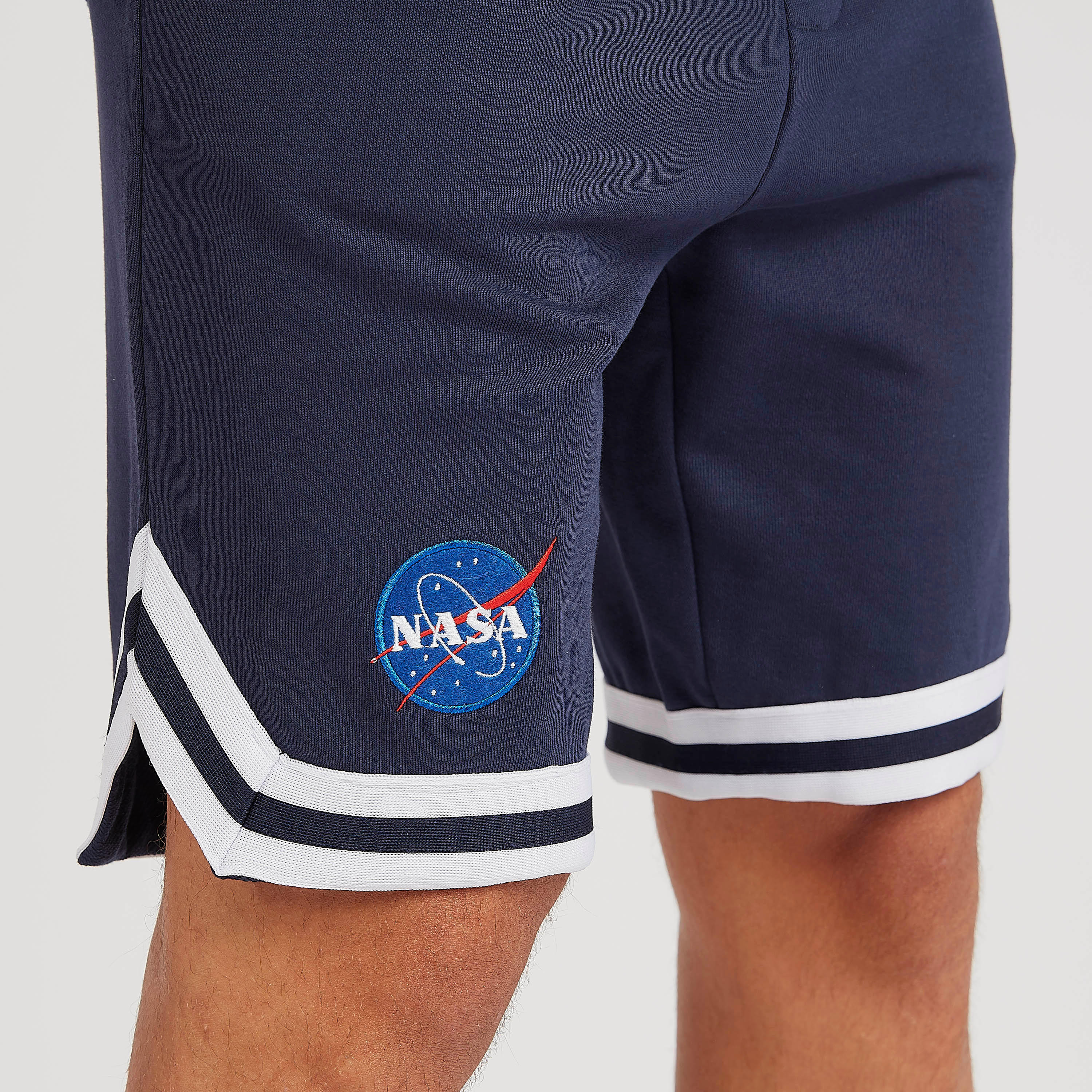 شورت برباط إغلاق وخصر متوسط الارتفاع وطبعات ناسا-men-clothing-bottoms-shorts-image-2