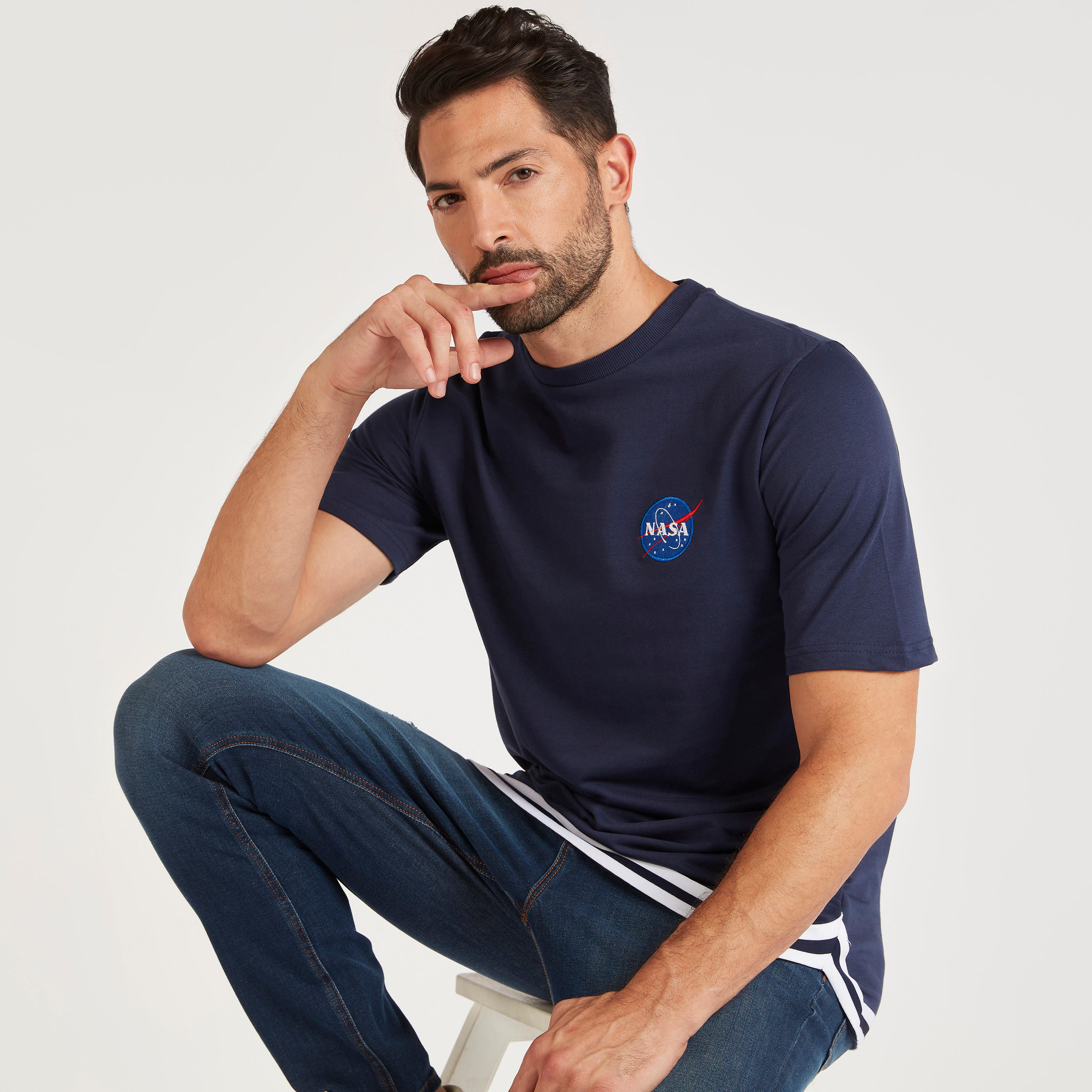 تيشيرت بياقة ضيقة وأكمام قصيرة وطبعات ناسا-men-clothing-tshirtsandpolos-tshirts-image-1