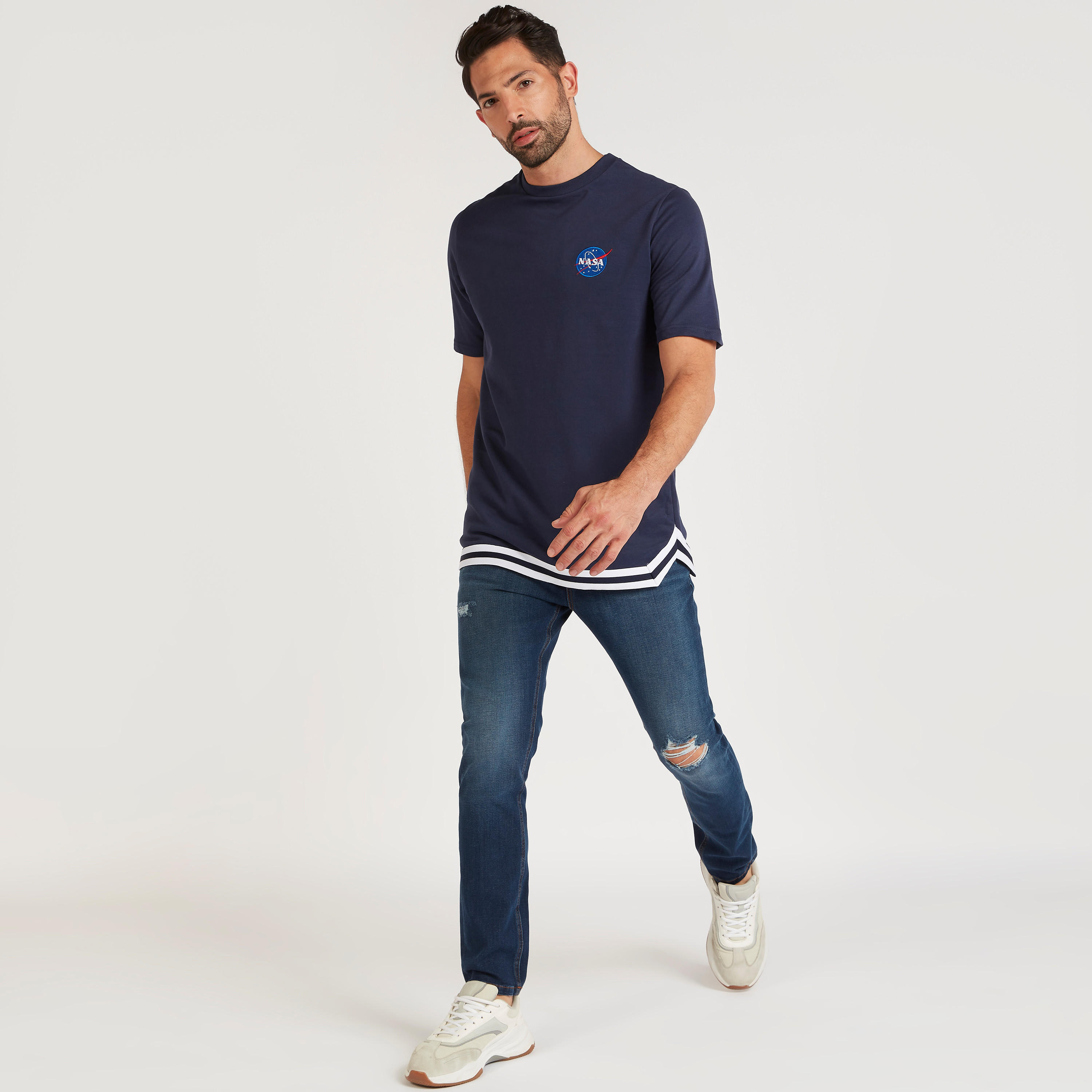 تيشيرت بياقة ضيقة وأكمام قصيرة وطبعات ناسا-men-clothing-tshirtsandpolos-tshirts-image-2