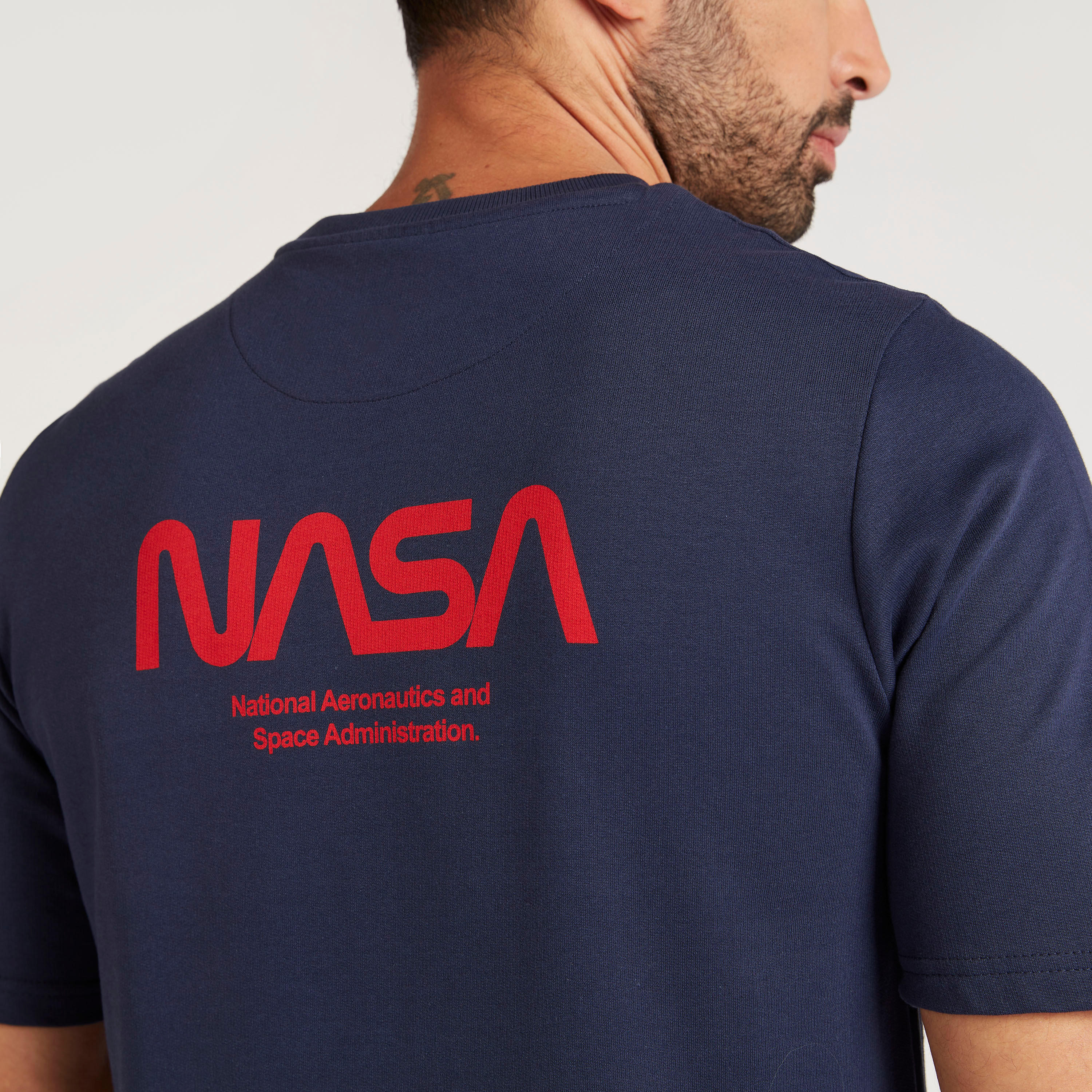 تيشيرت بياقة ضيقة وأكمام قصيرة وطبعات ناسا-men-clothing-tshirtsandpolos-tshirts-image-3