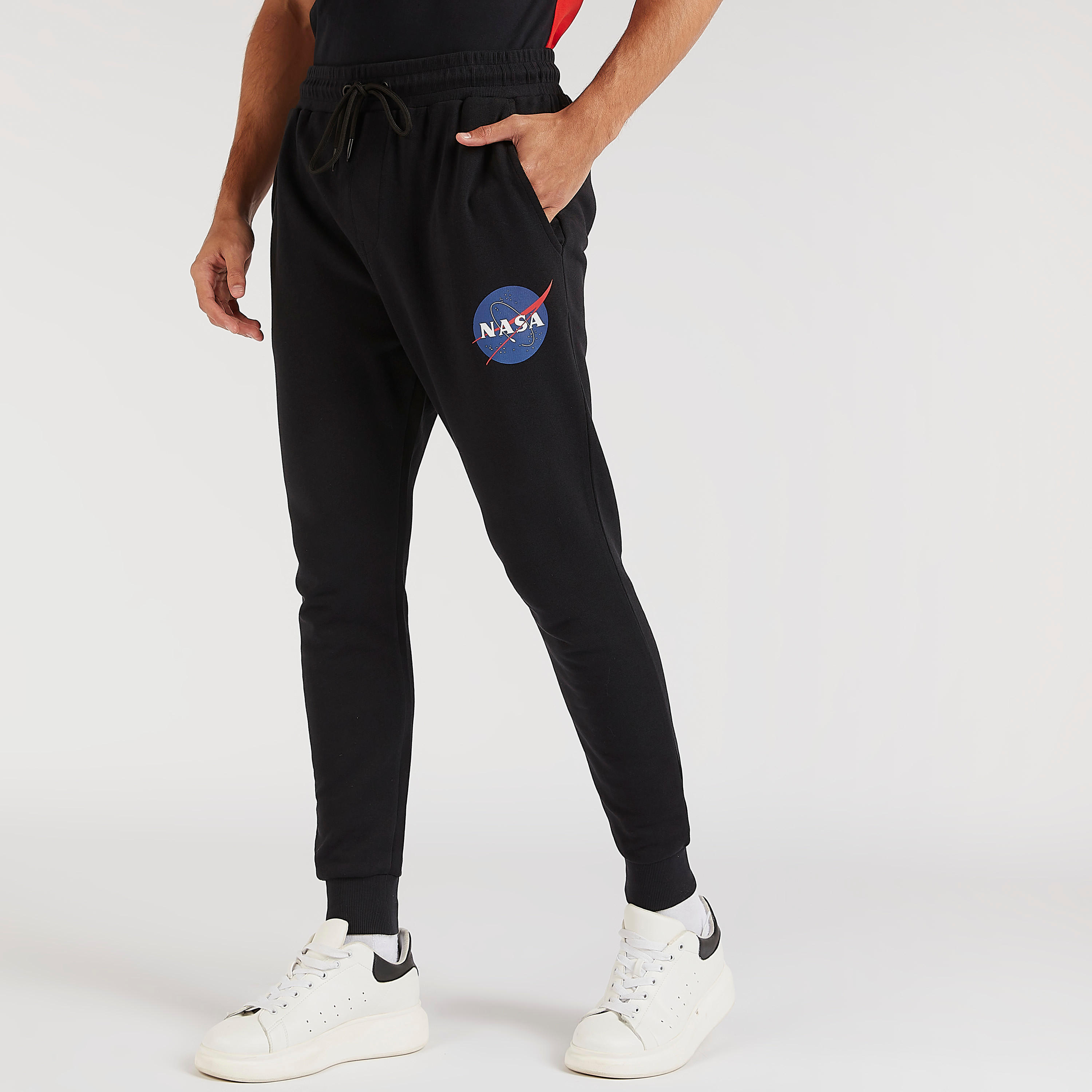 بنطلون رياضي بخصر متوسّط الارتفاع وجيوب وطبعات ناسا ورباط-men-clothing-bottoms-joggers-image-5