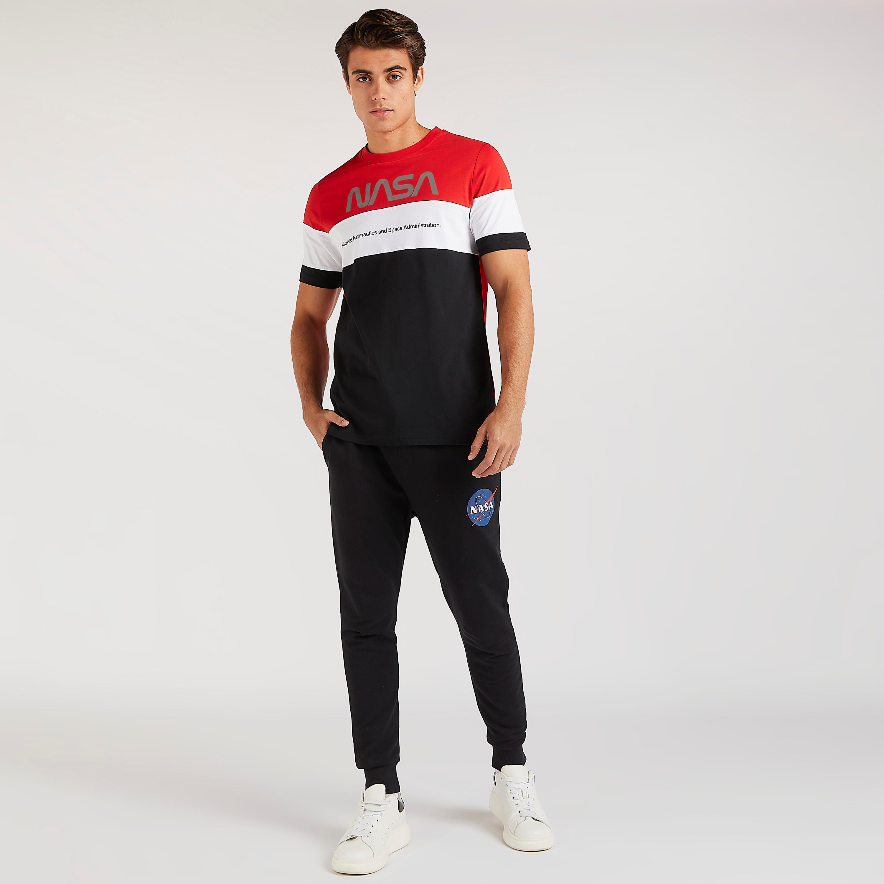 بنطلون رياضي بخصر متوسّط الارتفاع وجيوب وطبعات ناسا ورباط-men-clothing-bottoms-joggers-image-4