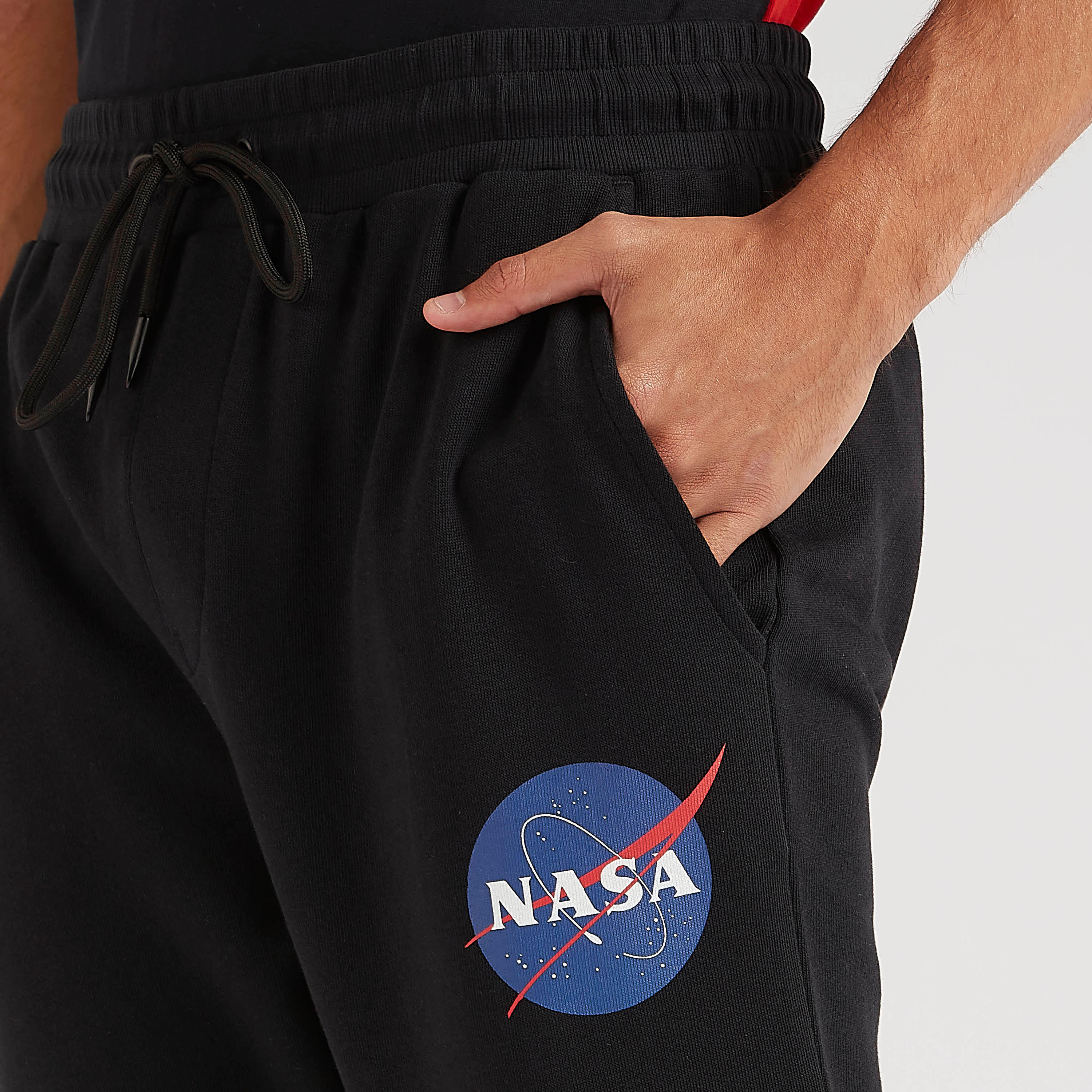 بنطلون رياضي بخصر متوسّط الارتفاع وجيوب وطبعات ناسا ورباط-men-clothing-bottoms-joggers-image-3