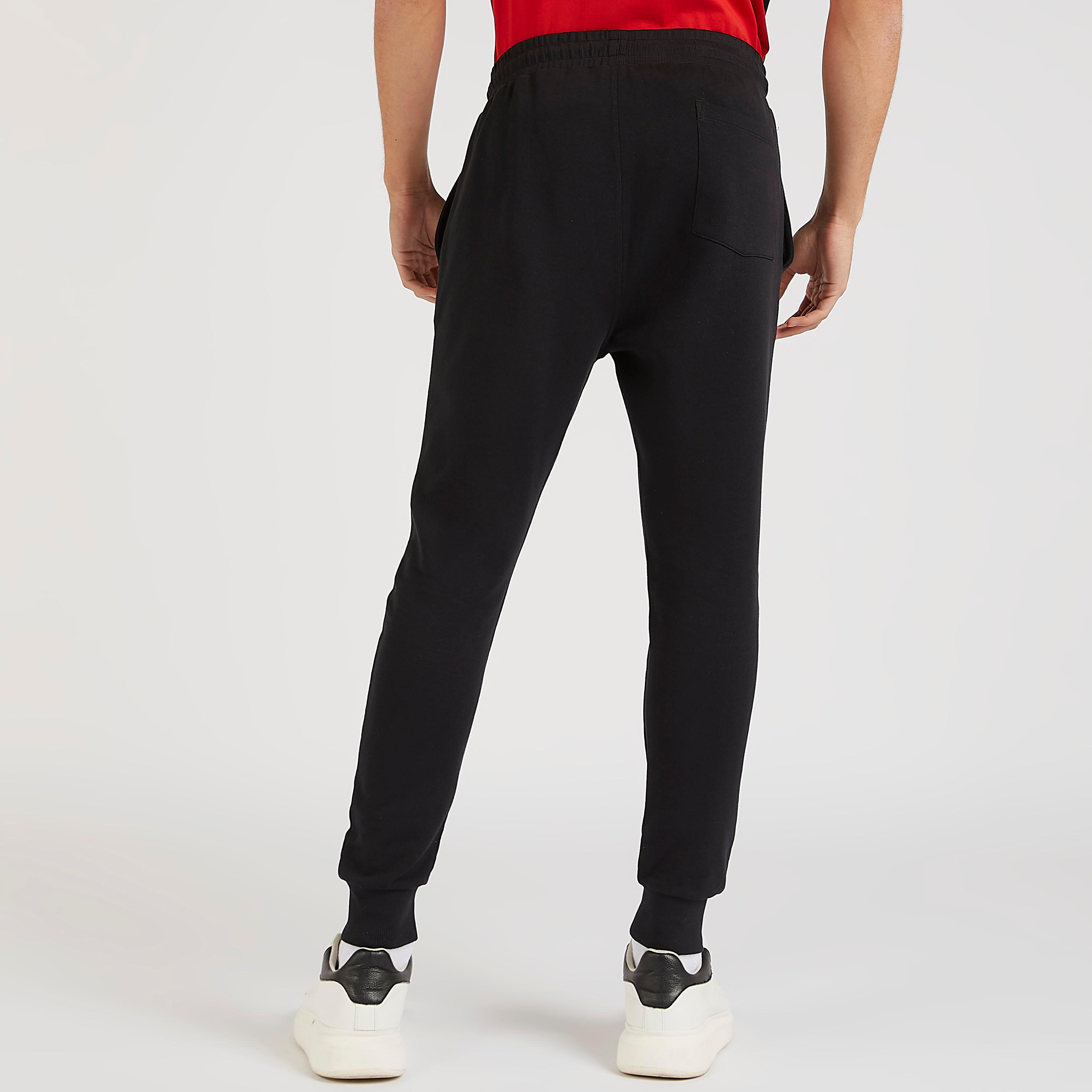 بنطلون رياضي بخصر متوسّط الارتفاع وجيوب وطبعات ناسا ورباط-men-clothing-bottoms-joggers-image-2