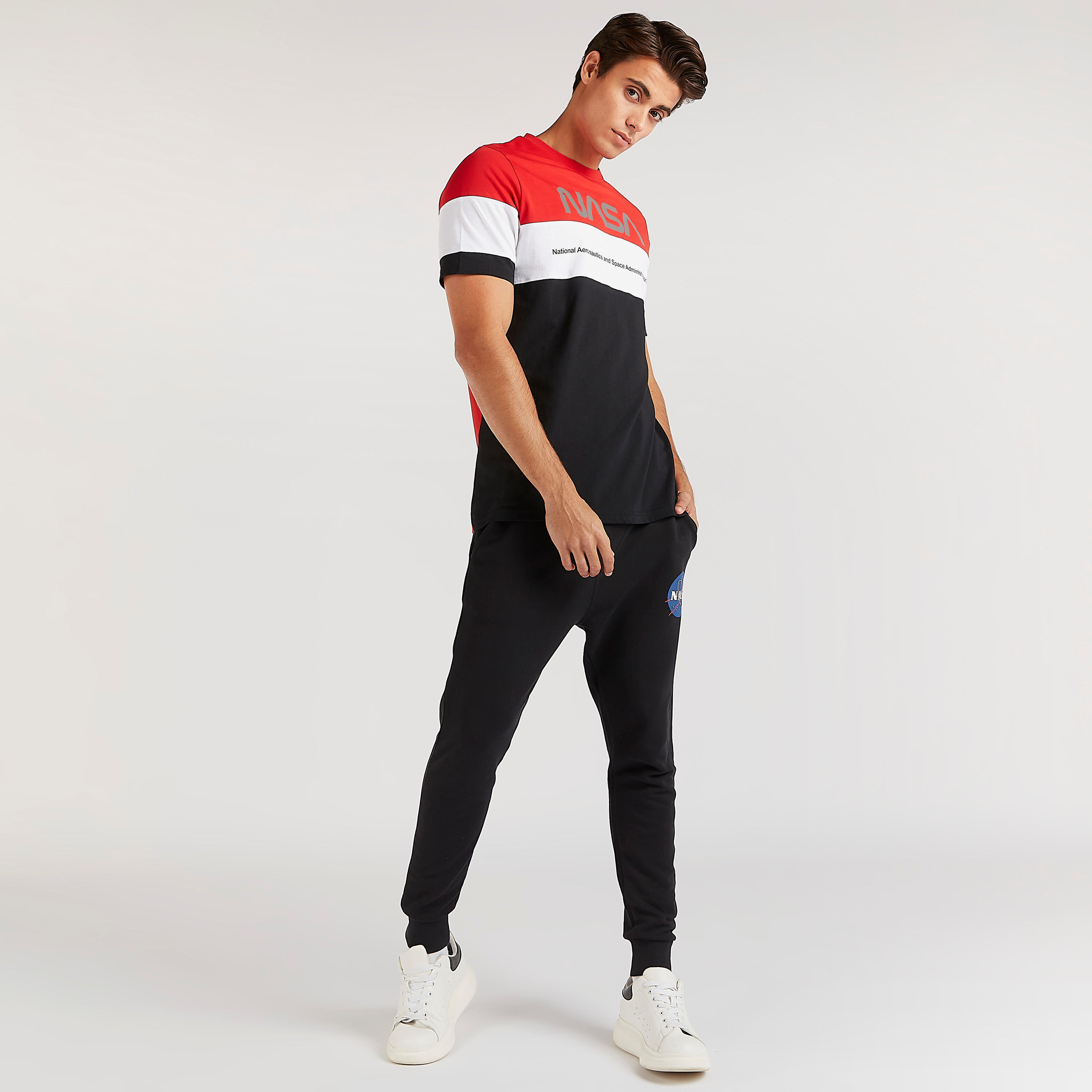 بنطلون رياضي بخصر متوسّط الارتفاع وجيوب وطبعات ناسا ورباط-men-clothing-bottoms-joggers-image-1