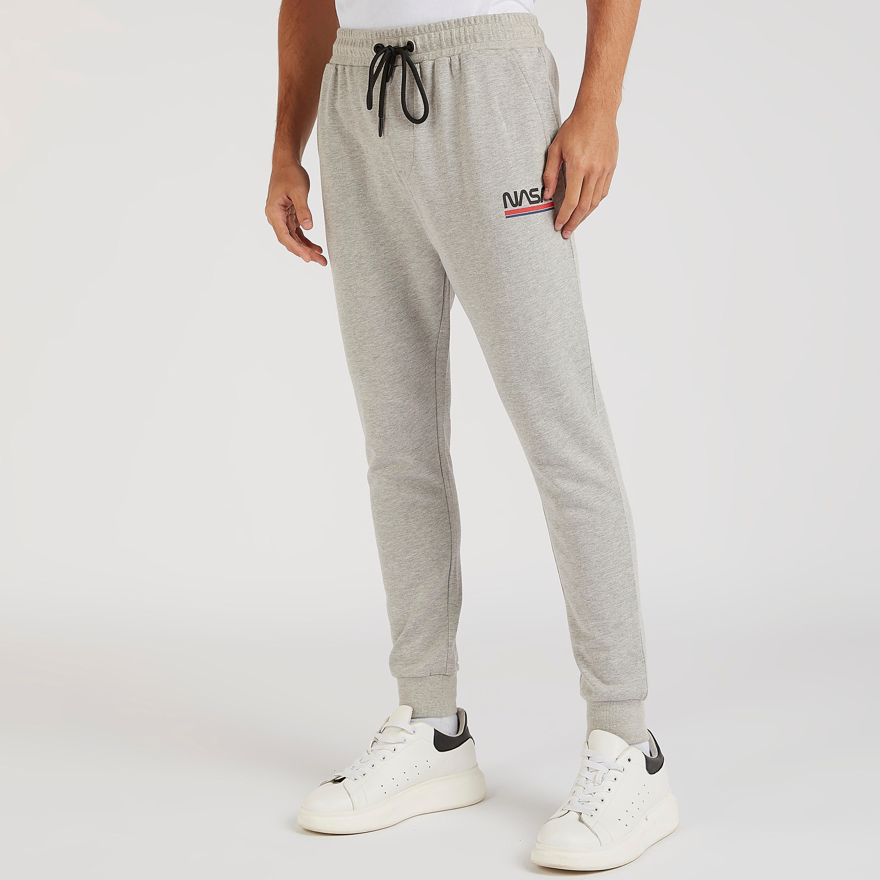 بنطلون رياضي بخصر مطاطي وطبعات ناسا-men-clothing-bottoms-joggers-image-1