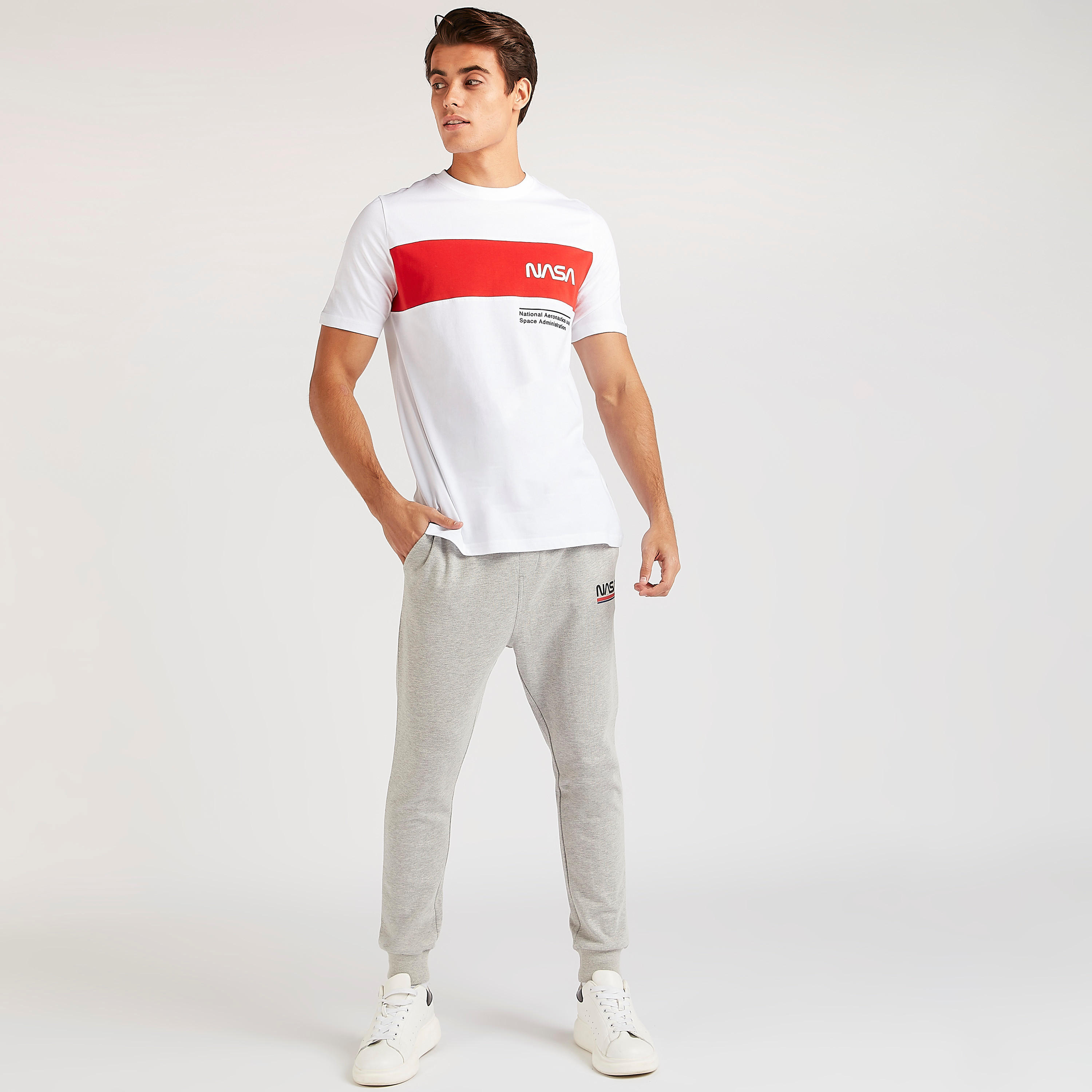 بنطلون رياضي بخصر مطاطي وطبعات ناسا-men-clothing-bottoms-joggers-image-2
