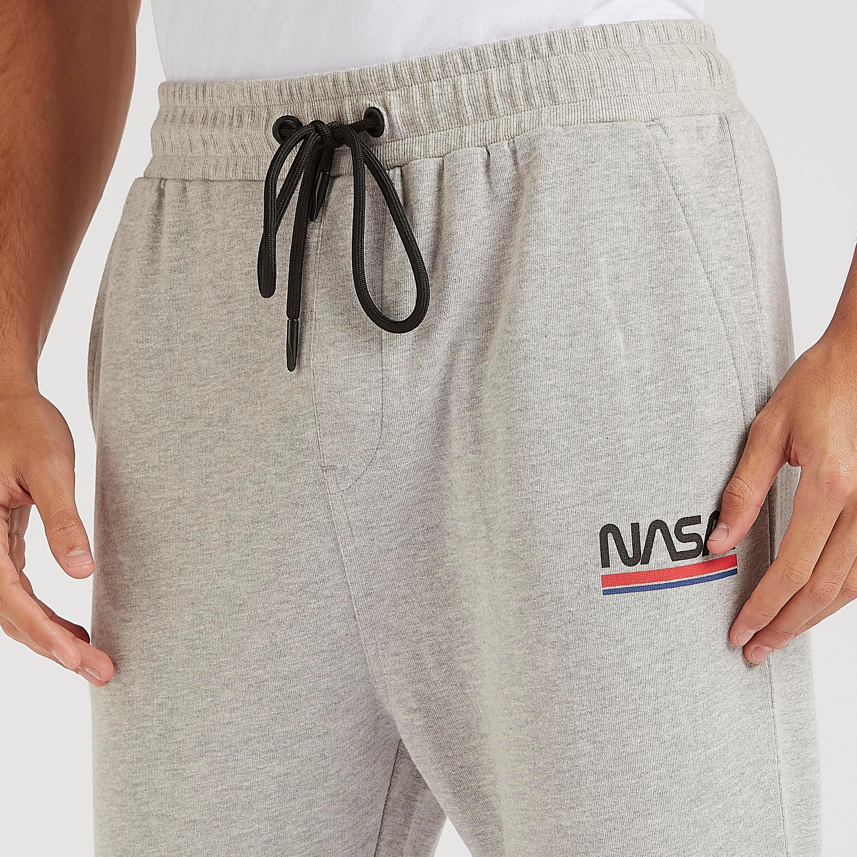 بنطلون رياضي بخصر مطاطي وطبعات ناسا-men-clothing-bottoms-joggers-image-3