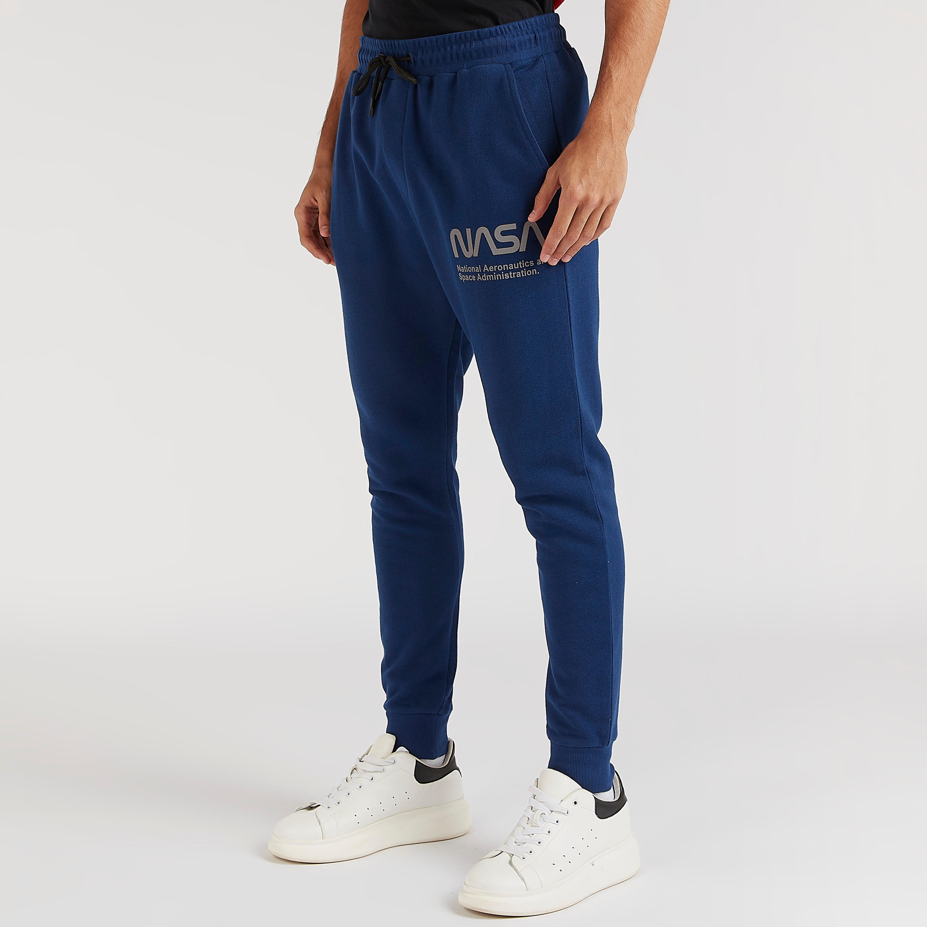 بنطلون رياضي بخصر مطّاطي وجيوب وطبعات ناسا-men-clothing-bottoms-joggers-image-4