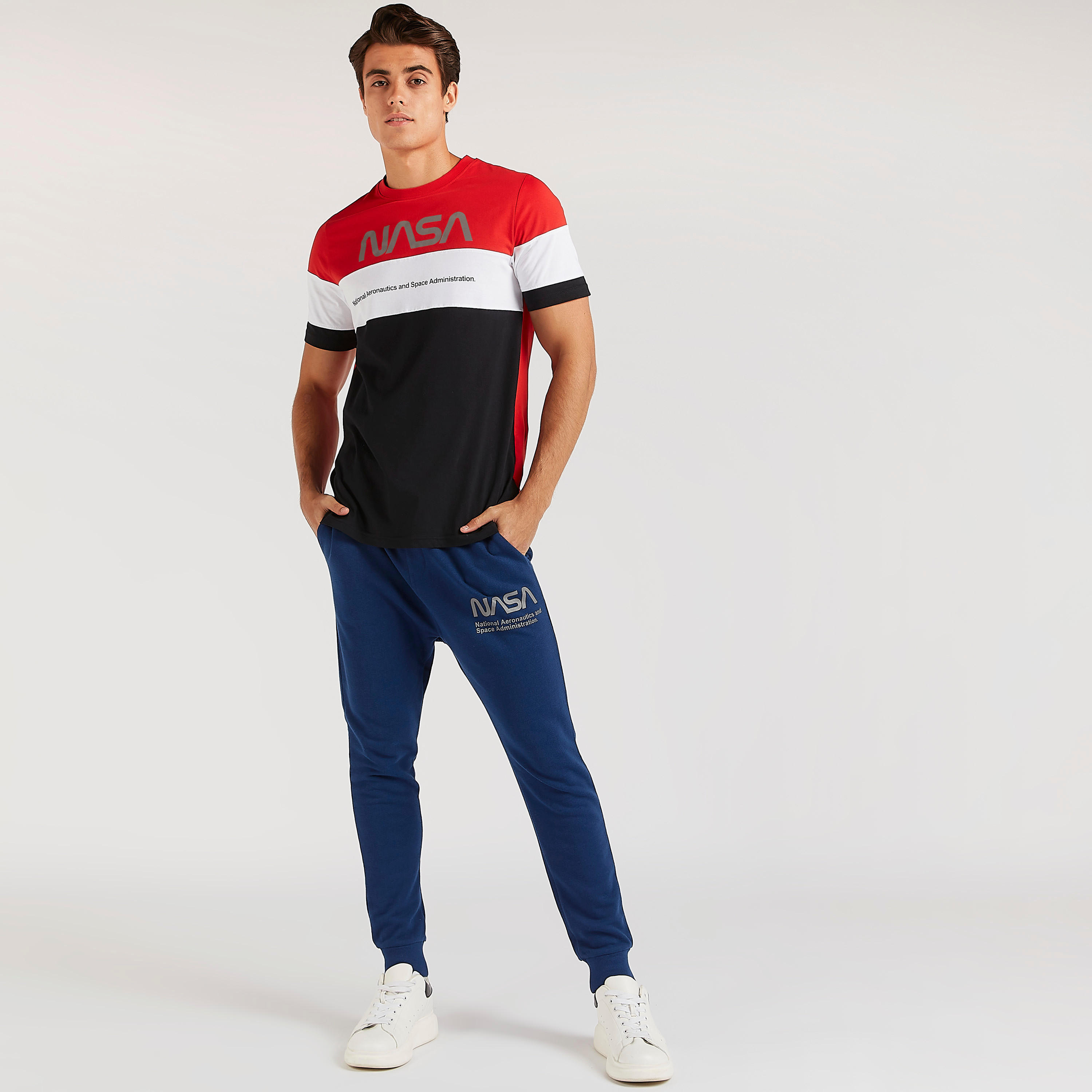 بنطلون رياضي بخصر مطّاطي وجيوب وطبعات ناسا-men-clothing-bottoms-joggers-image-3