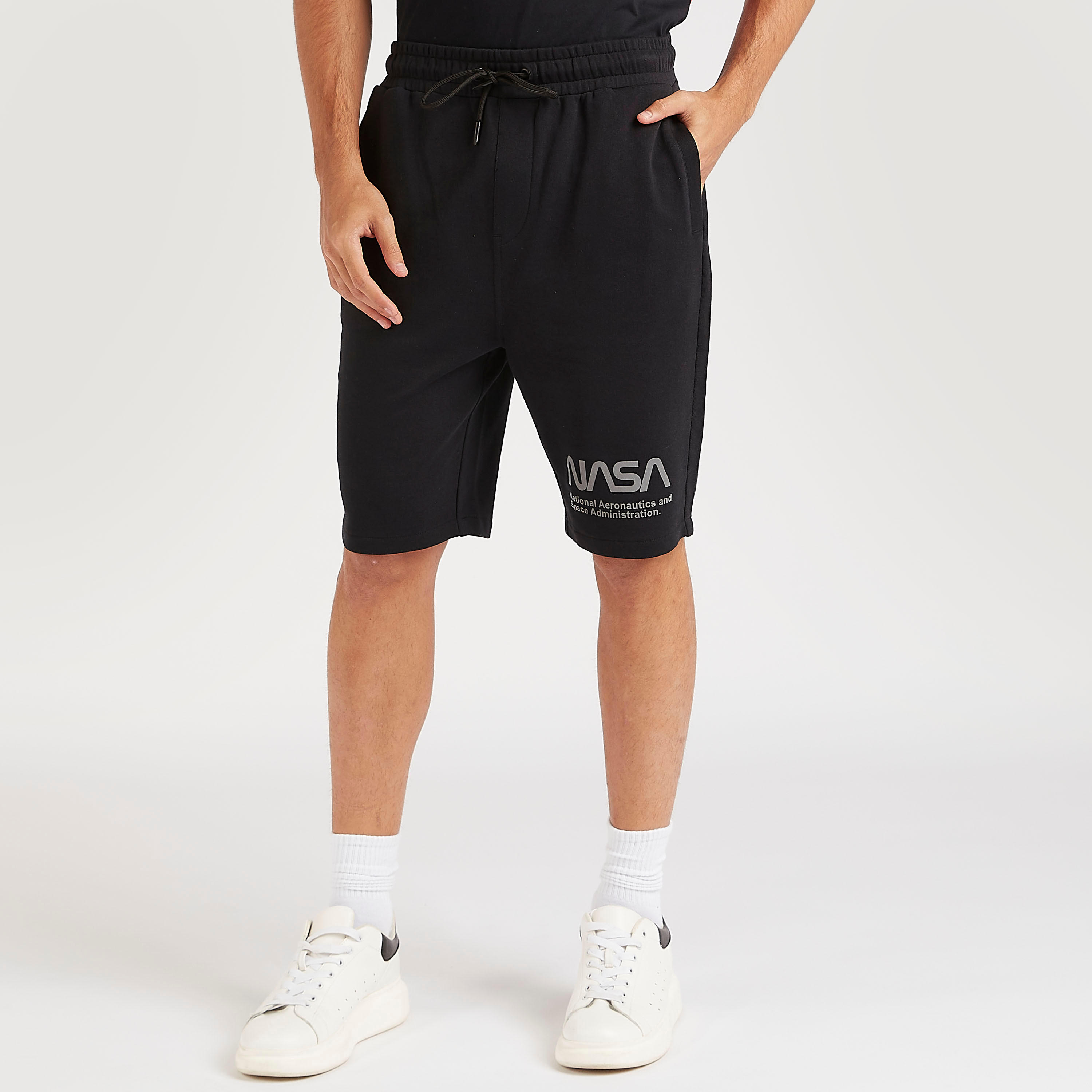 شورت بخصر متوسّط الارتفاع ورباط وجيوب وطبعات ناسا-men-clothing-bottoms-shorts-image-1