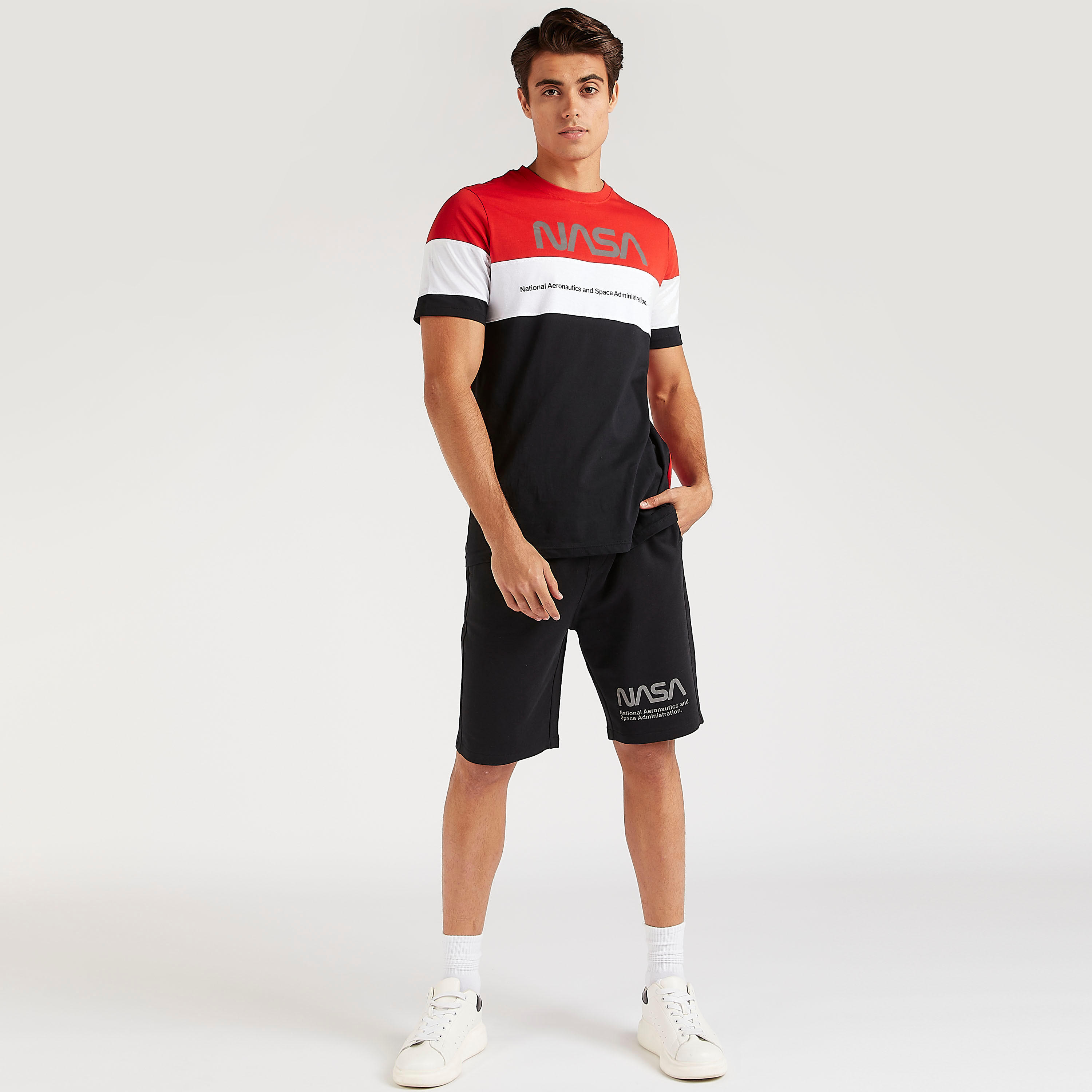 شورت بخصر متوسّط الارتفاع ورباط وجيوب وطبعات ناسا-men-clothing-bottoms-shorts-image-2