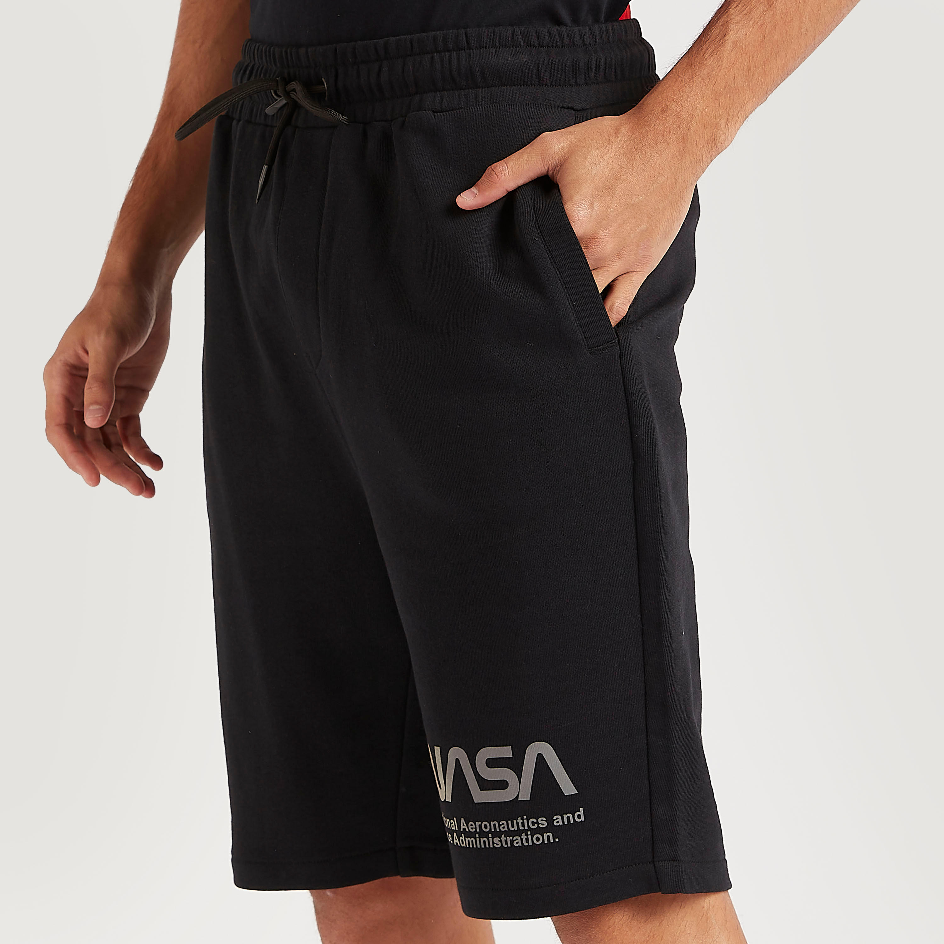 شورت بخصر متوسّط الارتفاع ورباط وجيوب وطبعات ناسا-men-clothing-bottoms-shorts-image-3