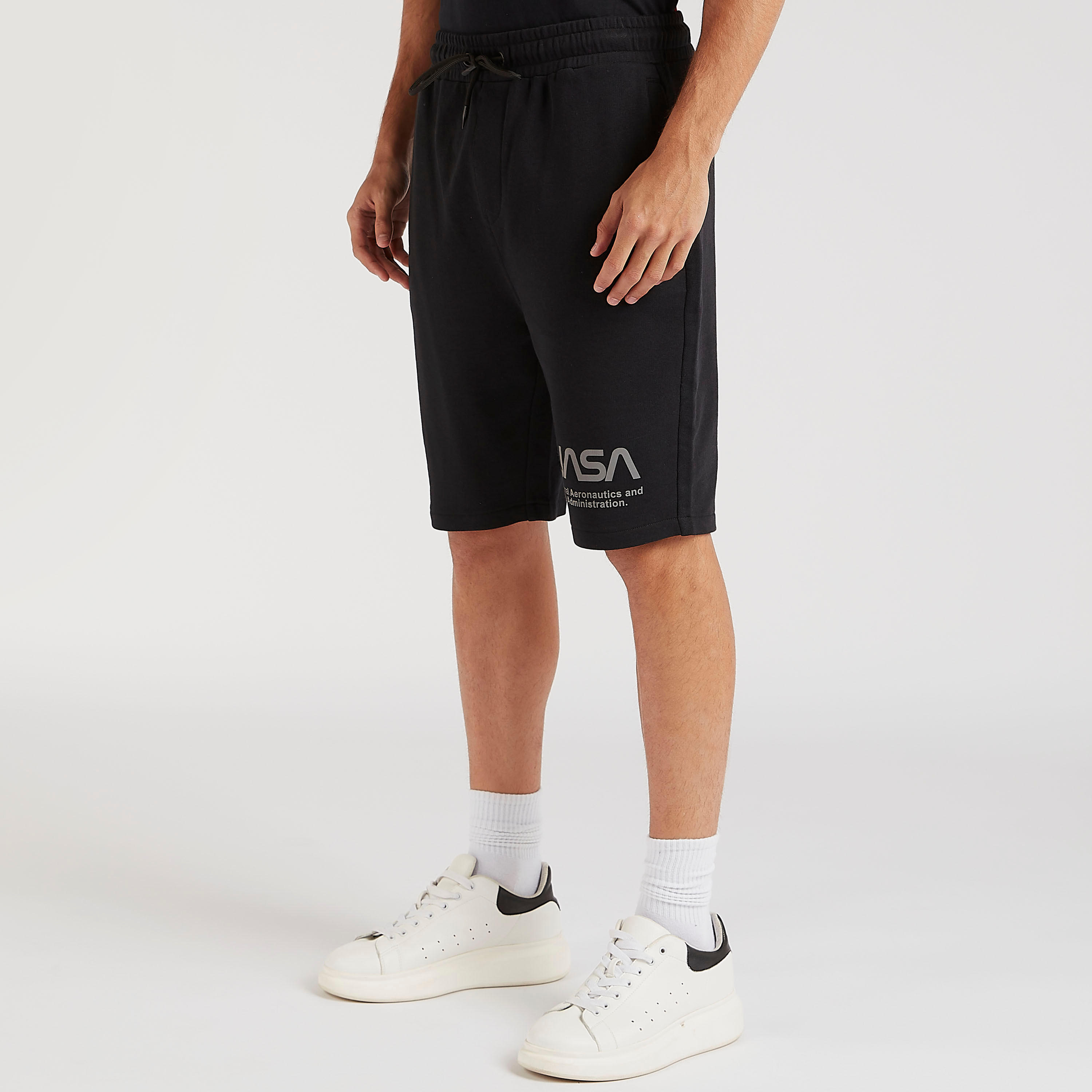 شورت بخصر متوسّط الارتفاع ورباط وجيوب وطبعات ناسا-men-clothing-bottoms-shorts-image-5