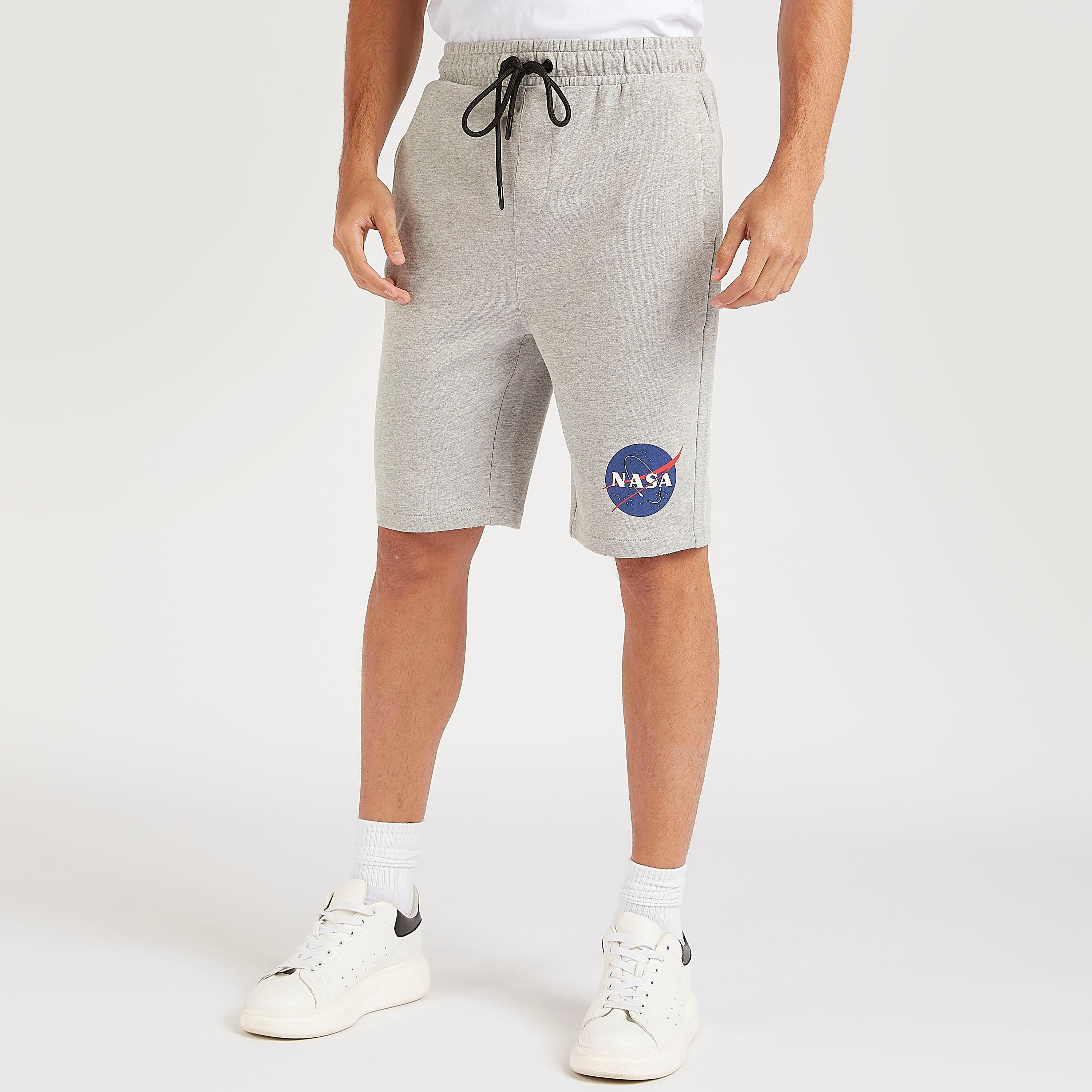 شورت بخصر مطاطي برباط وطبعات ناسا-men-clothing-bottoms-shorts-image-4