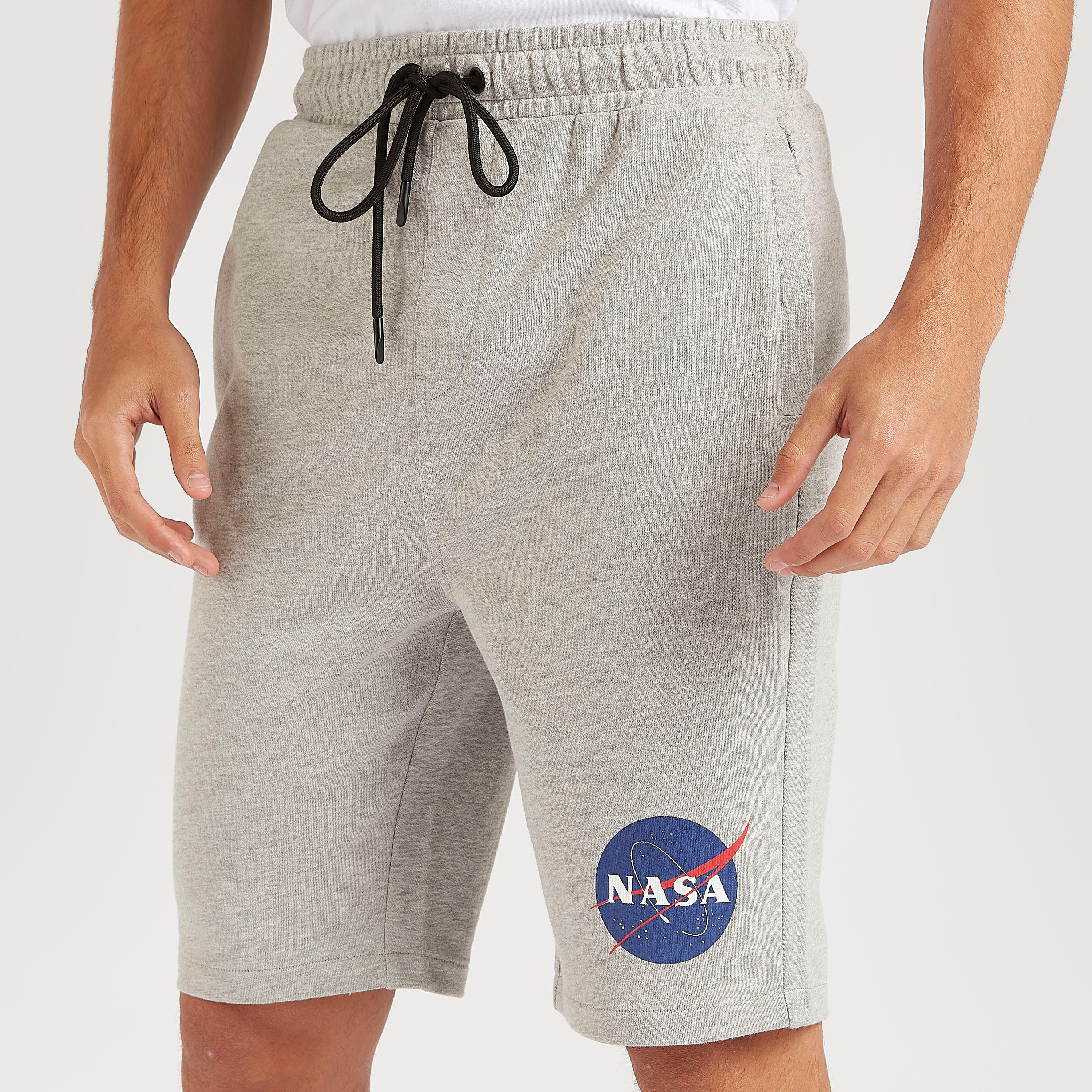 شورت بخصر مطاطي برباط وطبعات ناسا-men-clothing-bottoms-shorts-image-2