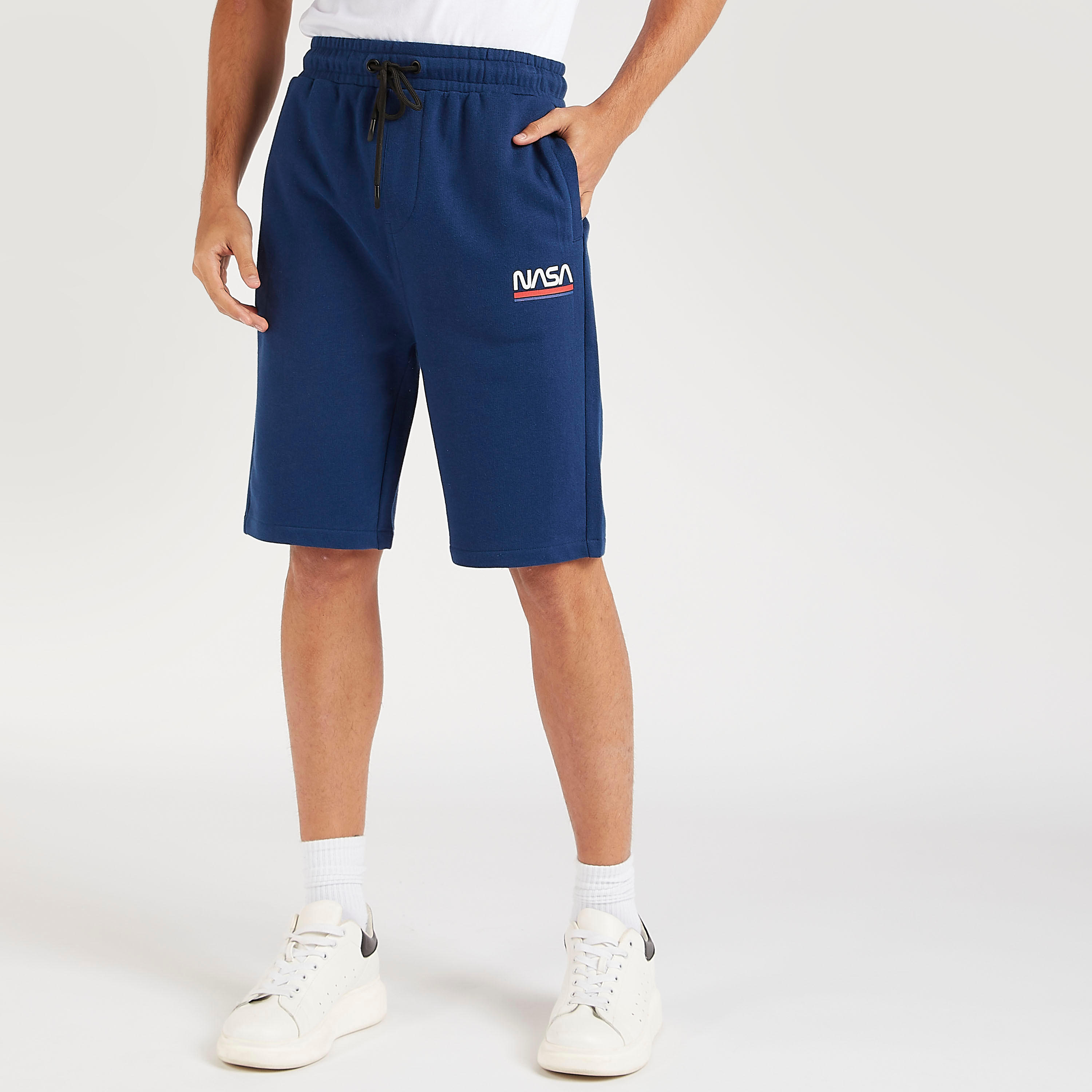 شورت بخصر متوسّط الارتفاع ورباط وجيوب وطبعات ناسا-men-clothing-bottoms-shorts-image-1