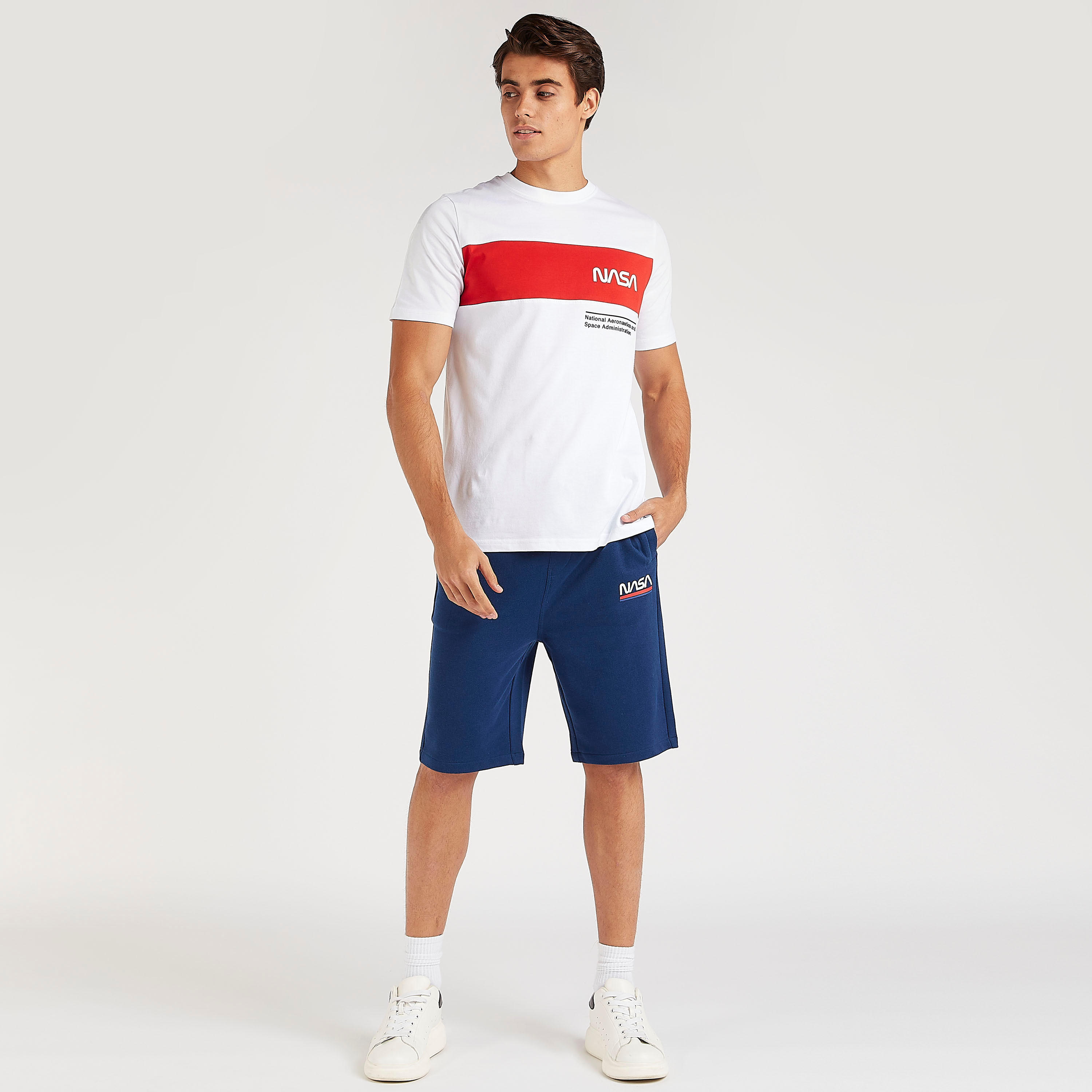 شورت بخصر متوسّط الارتفاع ورباط وجيوب وطبعات ناسا-men-clothing-bottoms-shorts-image-2
