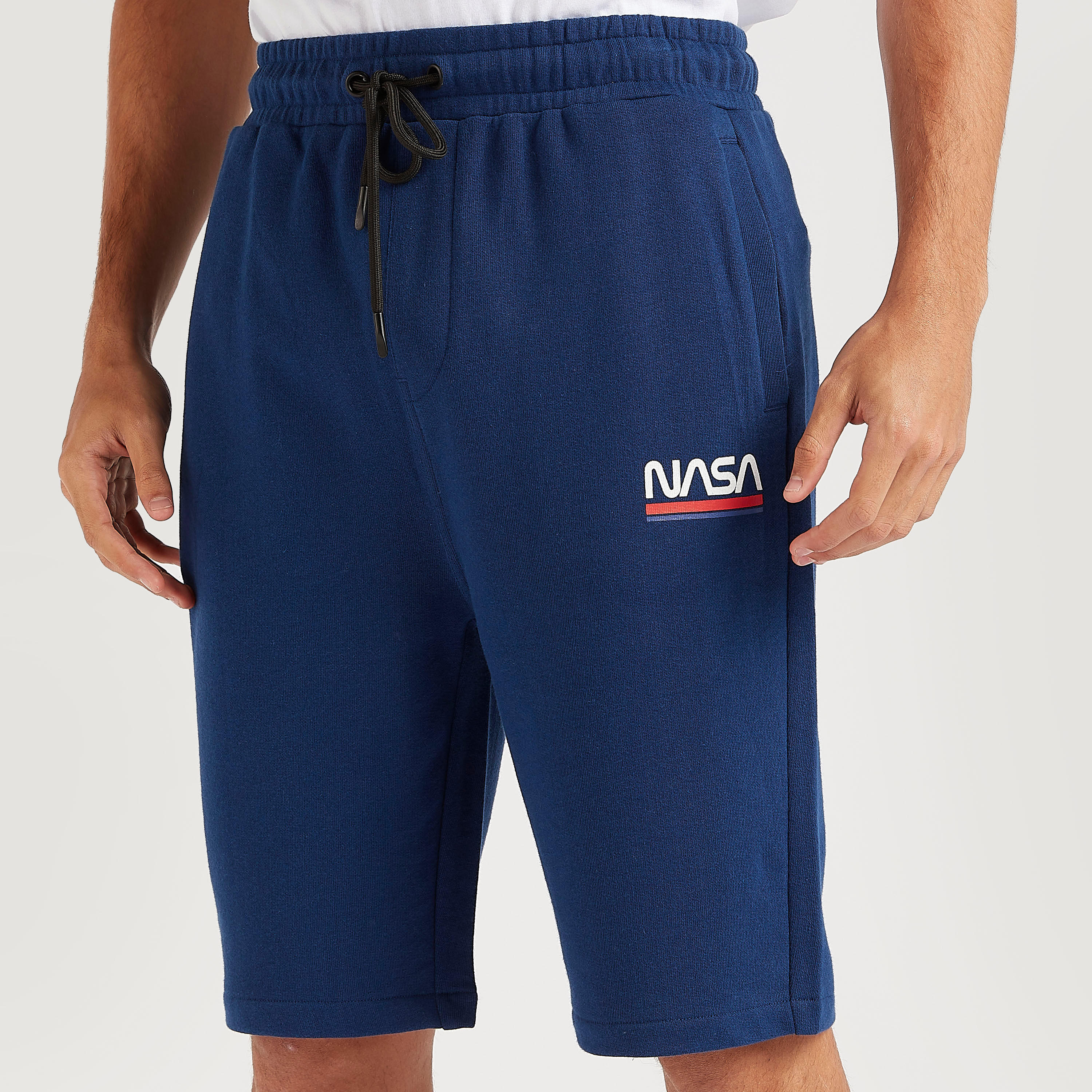 شورت بخصر متوسّط الارتفاع ورباط وجيوب وطبعات ناسا-men-clothing-bottoms-shorts-image-3
