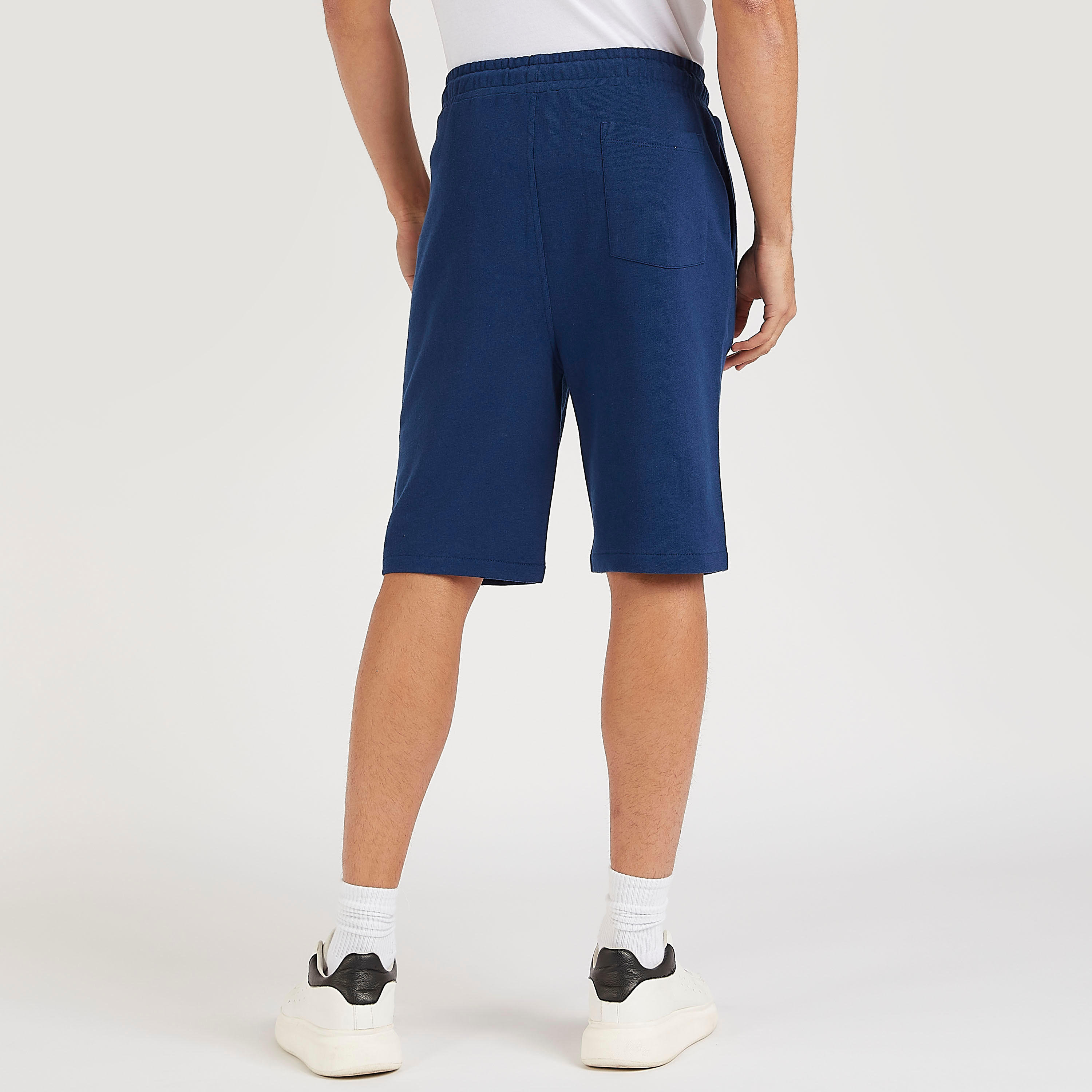 شورت بخصر متوسّط الارتفاع ورباط وجيوب وطبعات ناسا-men-clothing-bottoms-shorts-image-4