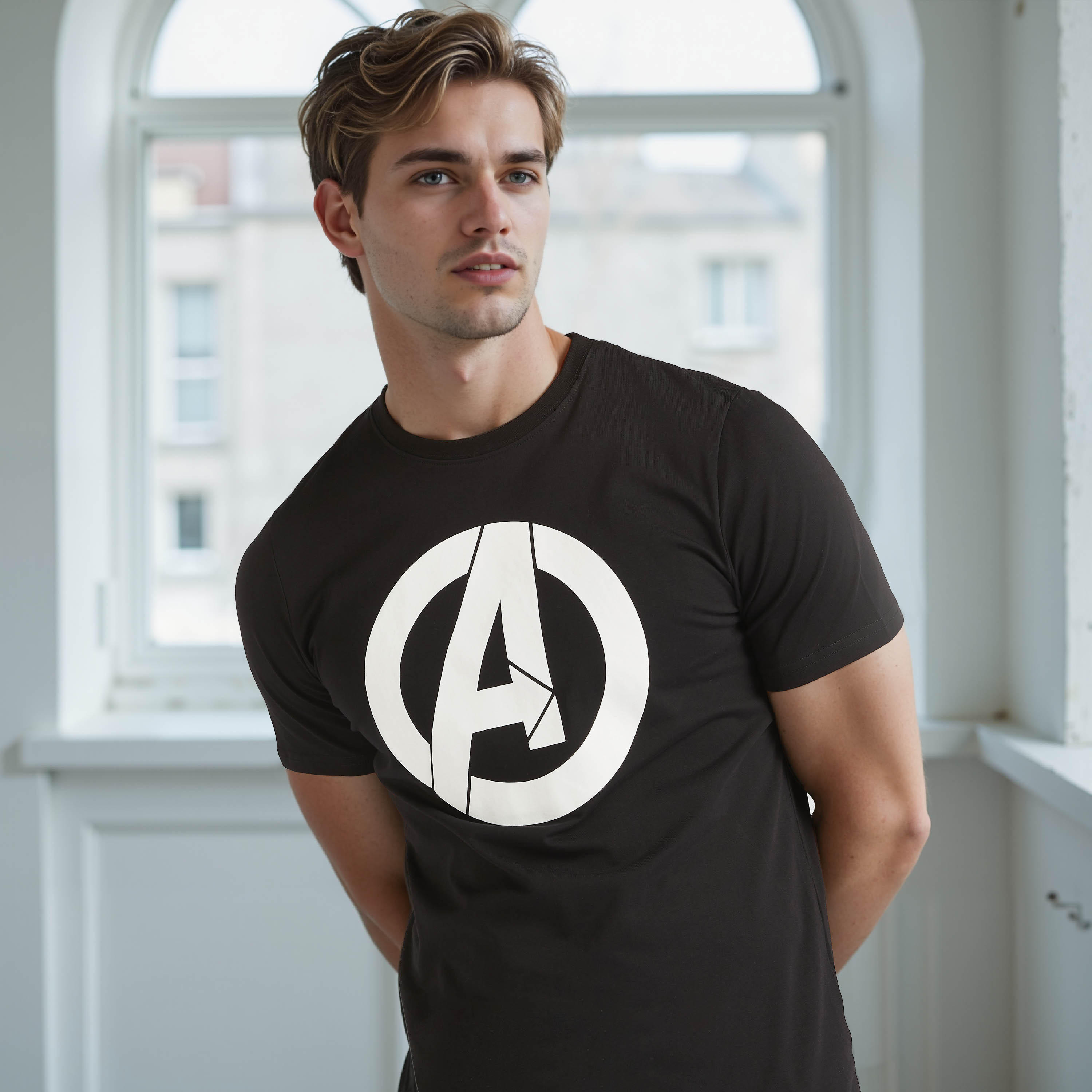 تيشيرت بياقة ضيّقة وأكمام قصيرة وطبعات أفينجرز-men-clothing-tshirtsandpolos-tshirts-image-1