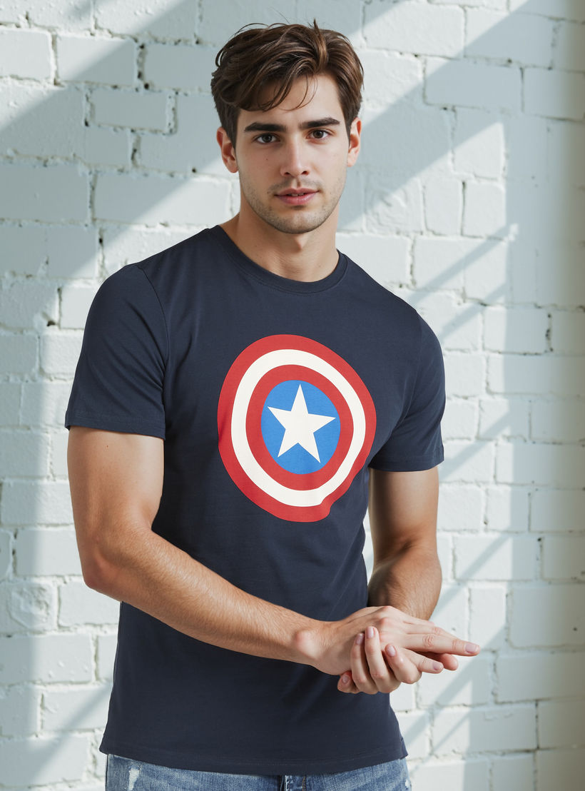 تيشيرت بياقة ضيّقة وأكمام قصيرة وطبعات كابتن أمريكا-men-clothing-tshirtsandpolos-tshirts-image-1