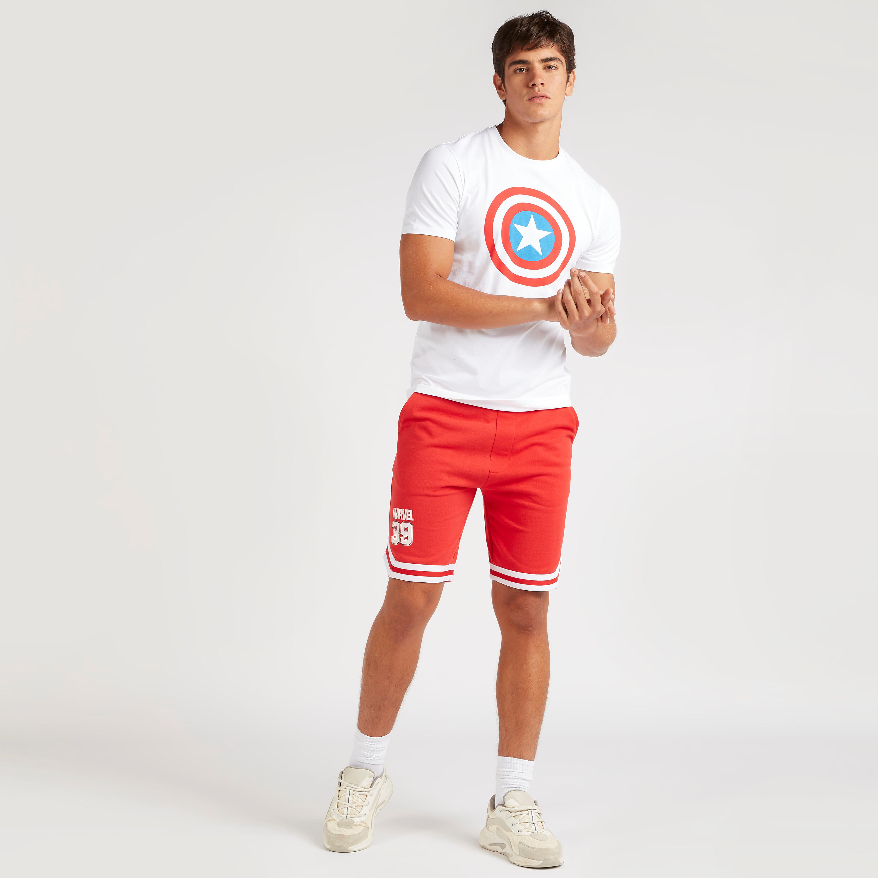 تيشيرت بياقة ضيّقة وأكمام قصيرة وطبعات كابتن أمريكا-men-clothing-tshirtsandpolos-tshirts-image-2