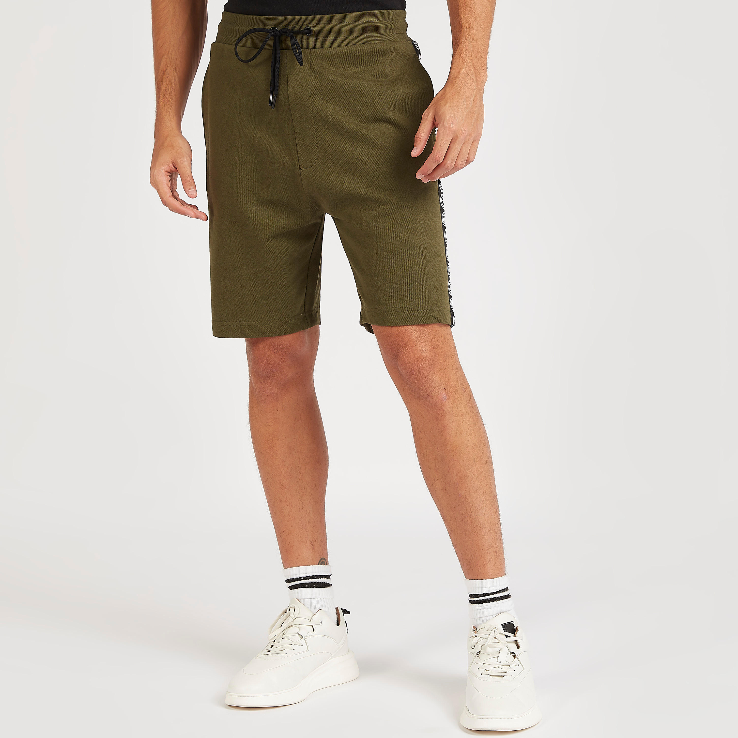 شورت بخصر متوسط الارتفاع وطبعات كابتن أمريكا وجيوب-men-clothing-bottoms-shorts-image-4