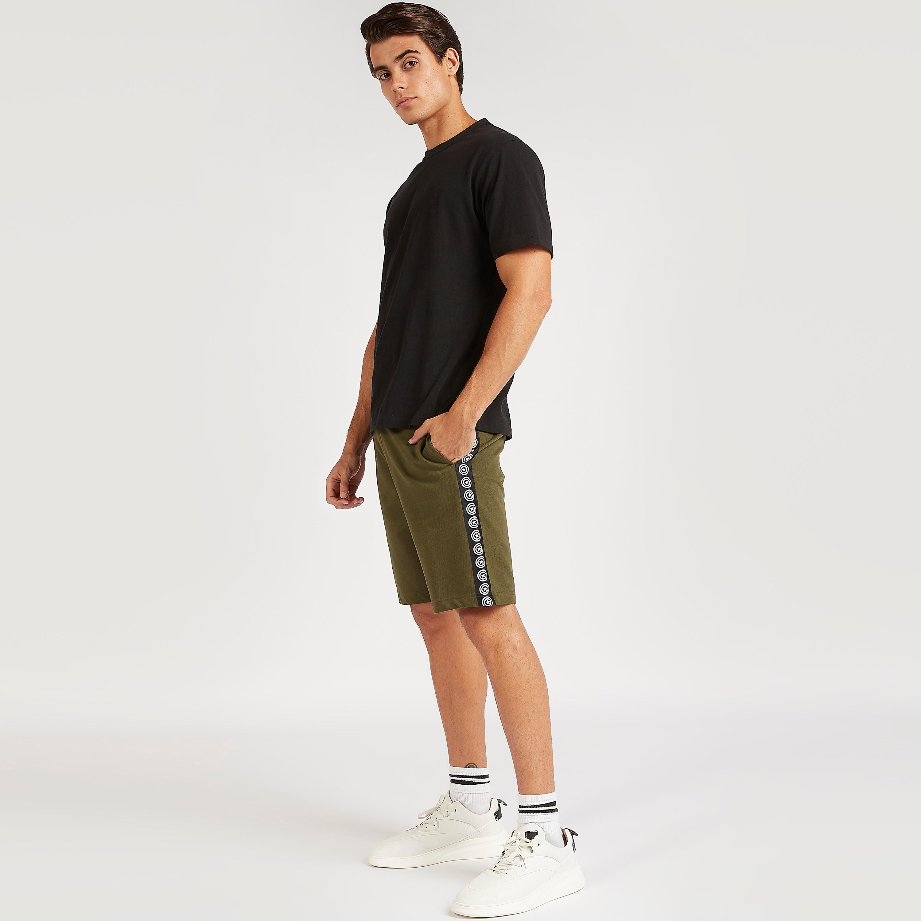شورت بخصر متوسط الارتفاع وطبعات كابتن أمريكا وجيوب-men-clothing-bottoms-shorts-image-3
