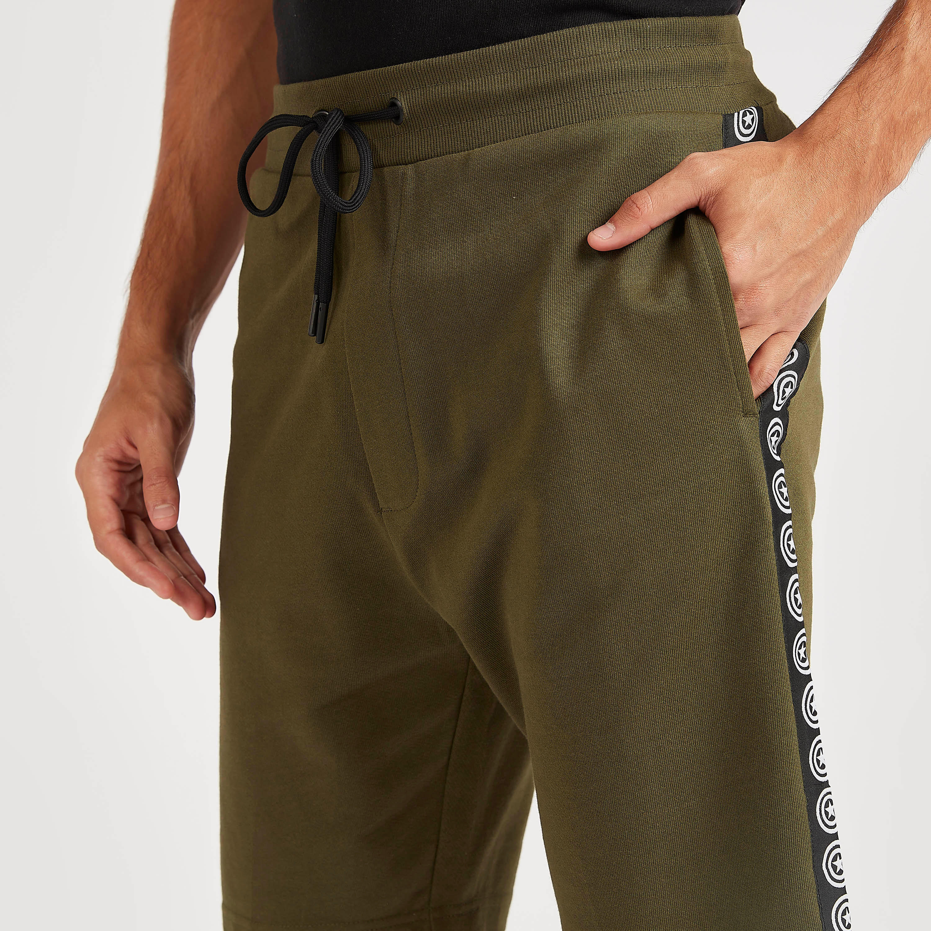 شورت بخصر متوسط الارتفاع وطبعات كابتن أمريكا وجيوب-men-clothing-bottoms-shorts-image-2