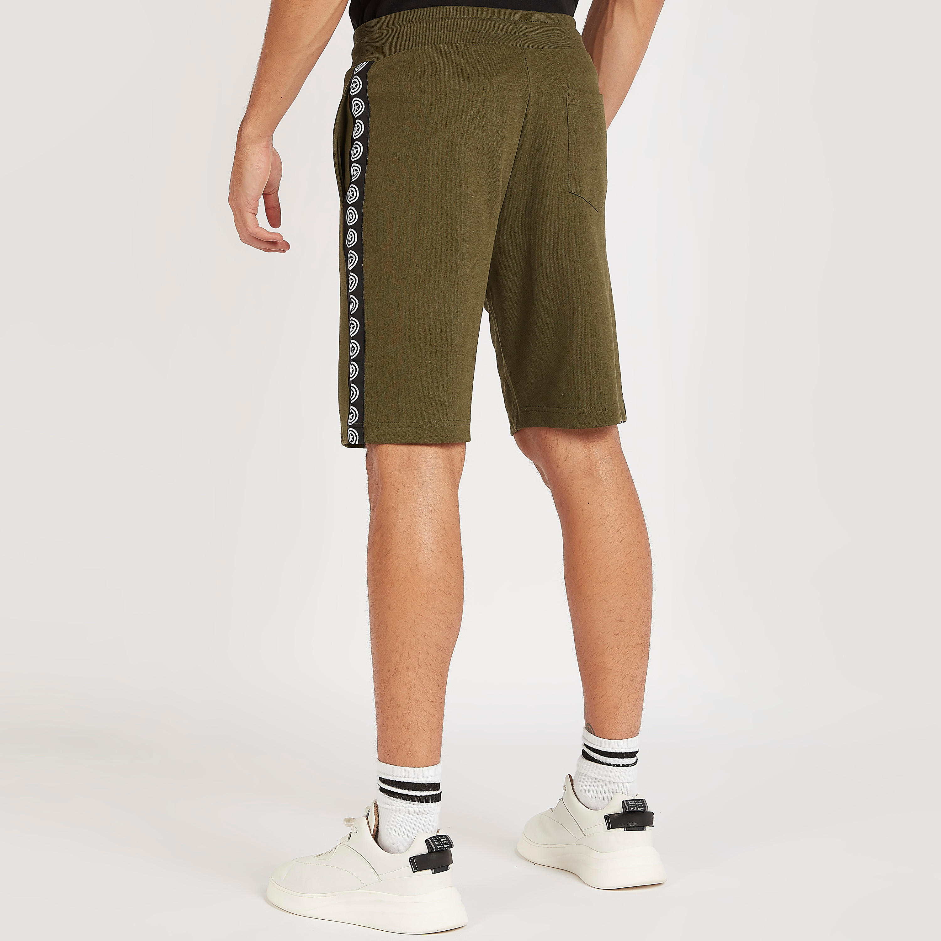 شورت بخصر متوسط الارتفاع وطبعات كابتن أمريكا وجيوب-men-clothing-bottoms-shorts-image-1