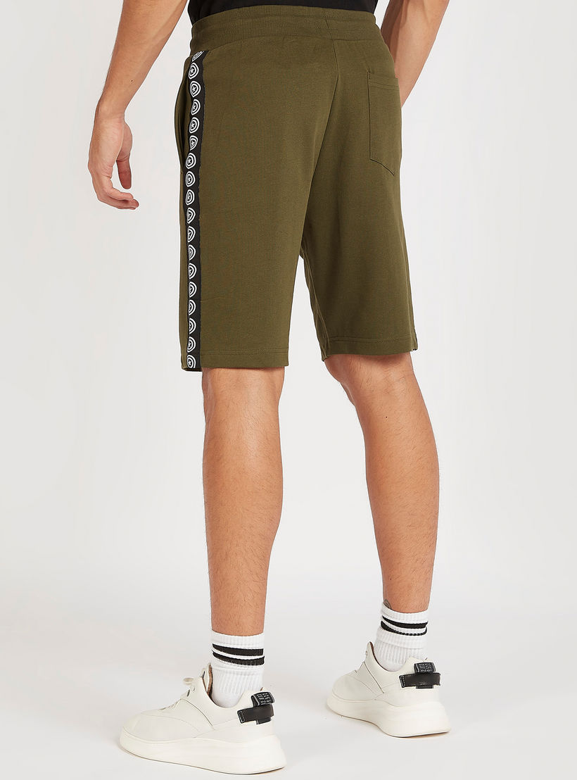 شورت بخصر متوسط الارتفاع وطبعات كابتن أمريكا وجيوب-men-clothing-bottoms-shorts-image-1