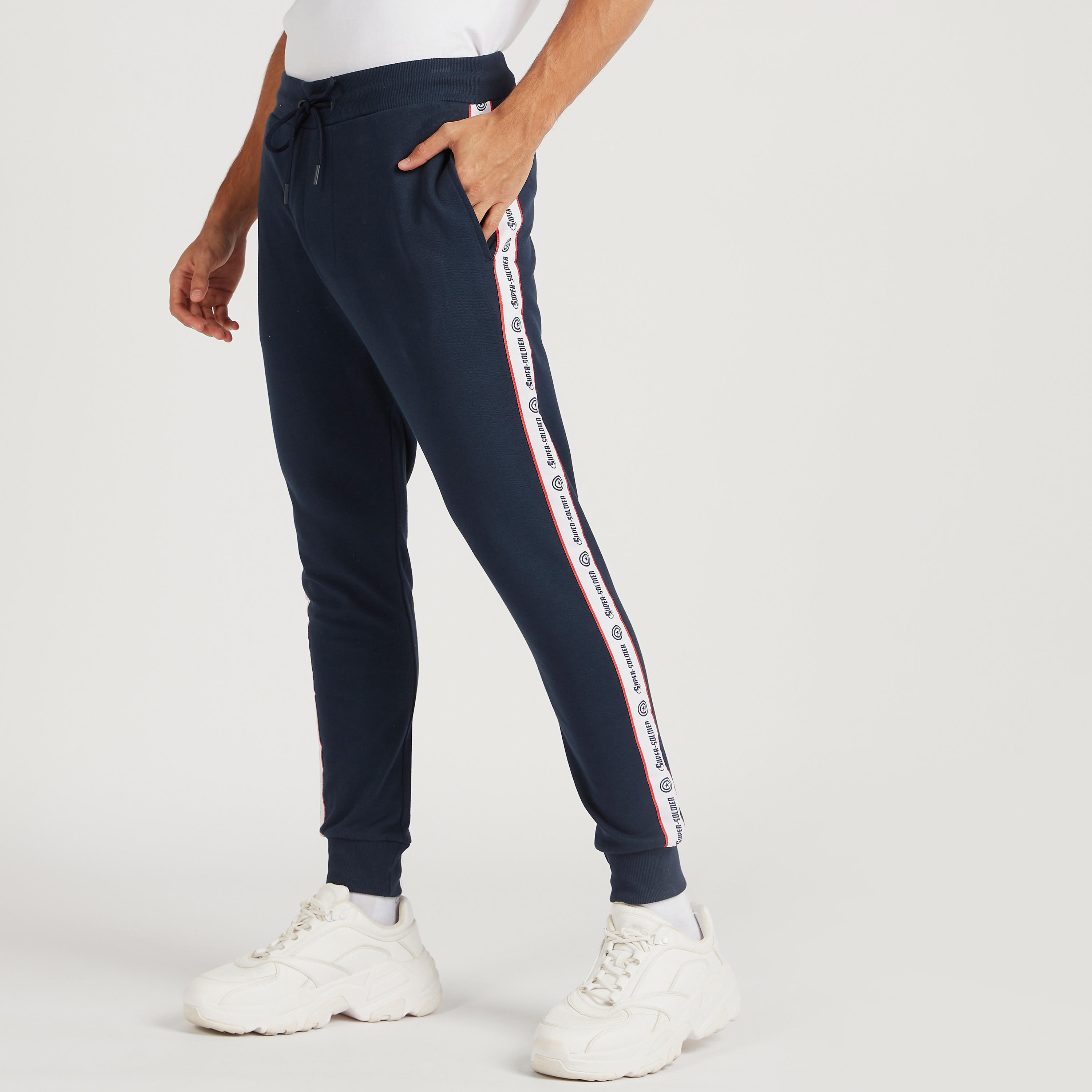 بنطلون رياضي بخصر متوسط الارتفاع بجيوب وطبعات كابتن أميريكا-men-clothing-bottoms-joggers-image-1