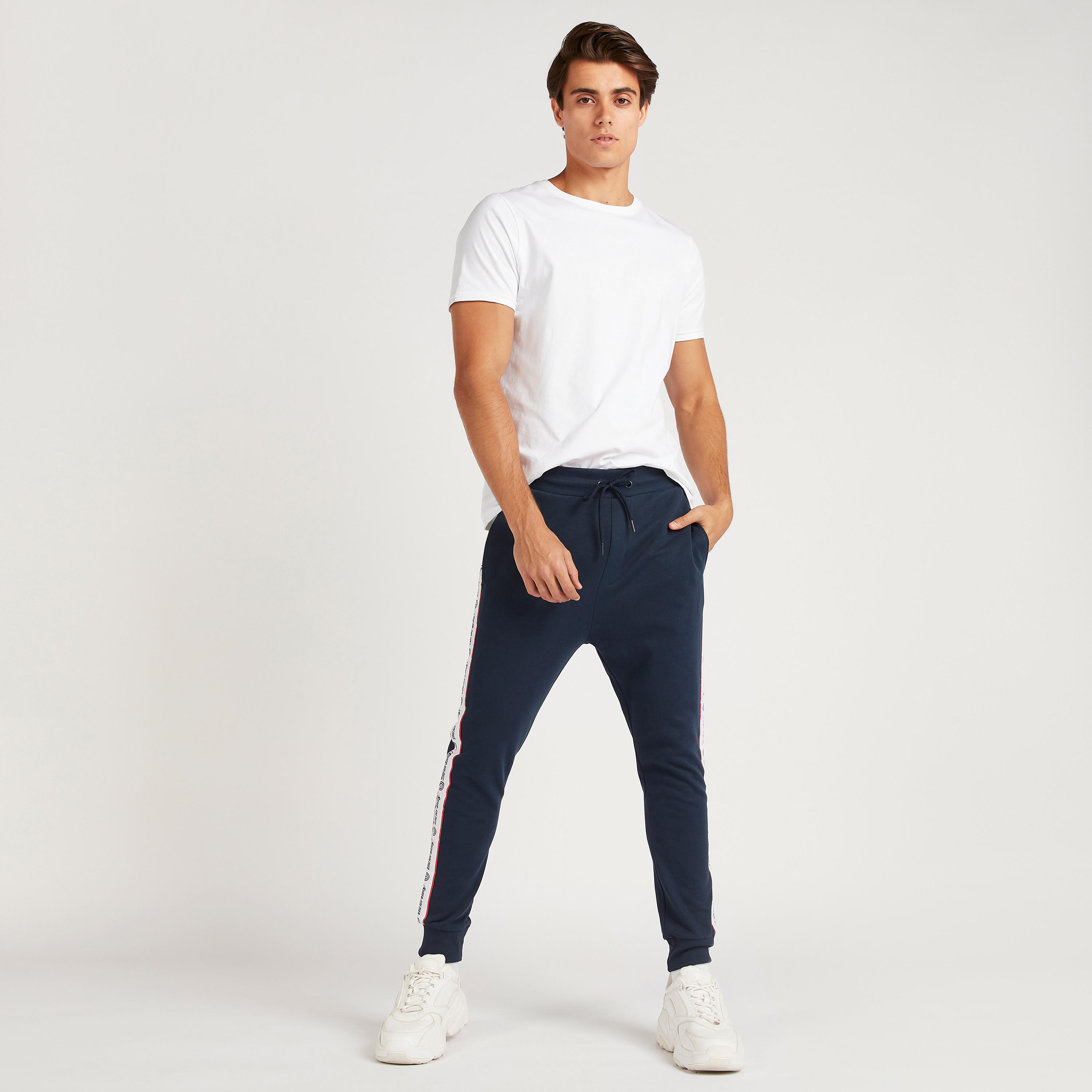 بنطلون رياضي بخصر متوسط الارتفاع بجيوب وطبعات كابتن أميريكا-men-clothing-bottoms-joggers-image-2