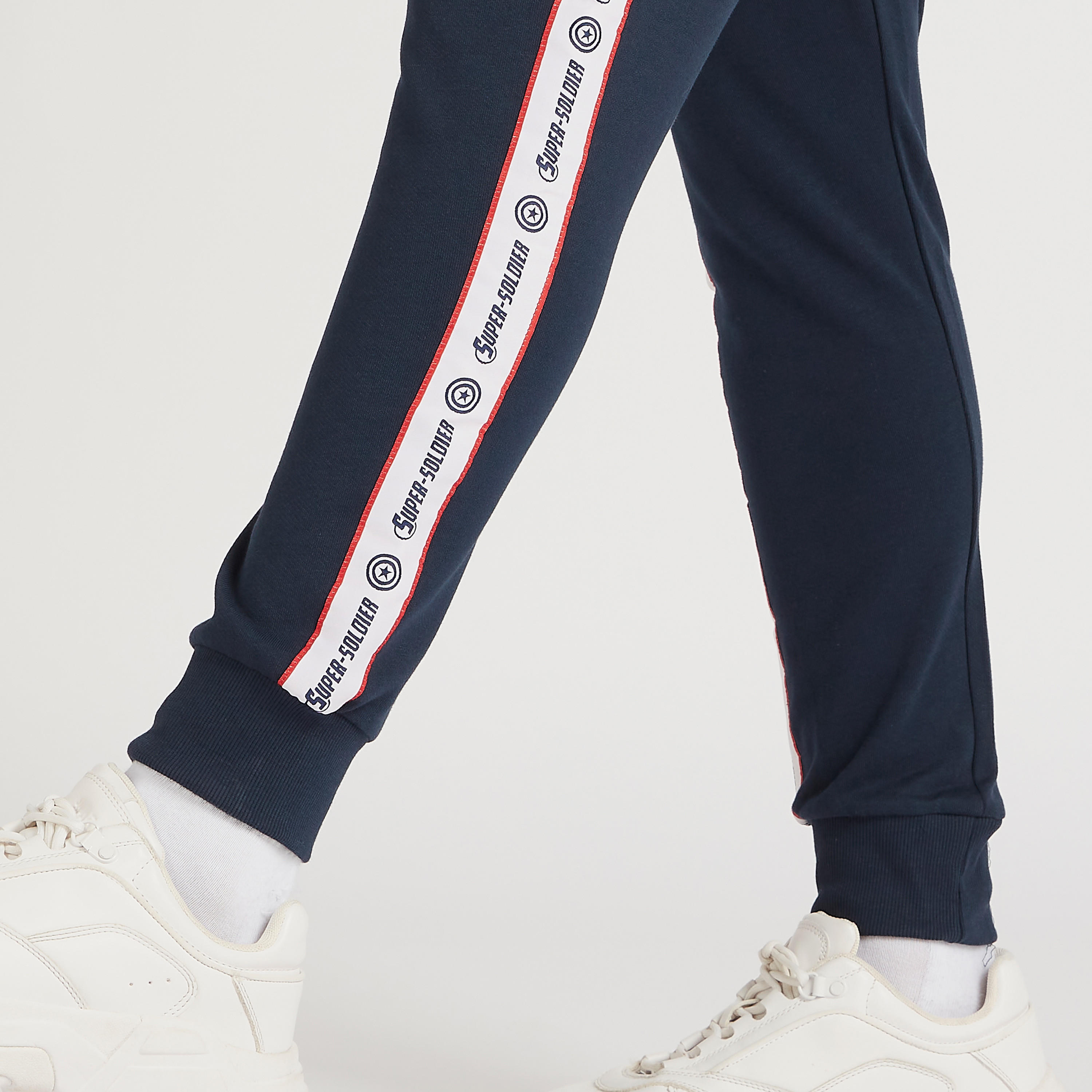 بنطلون رياضي بخصر متوسط الارتفاع بجيوب وطبعات كابتن أميريكا-men-clothing-bottoms-joggers-image-3