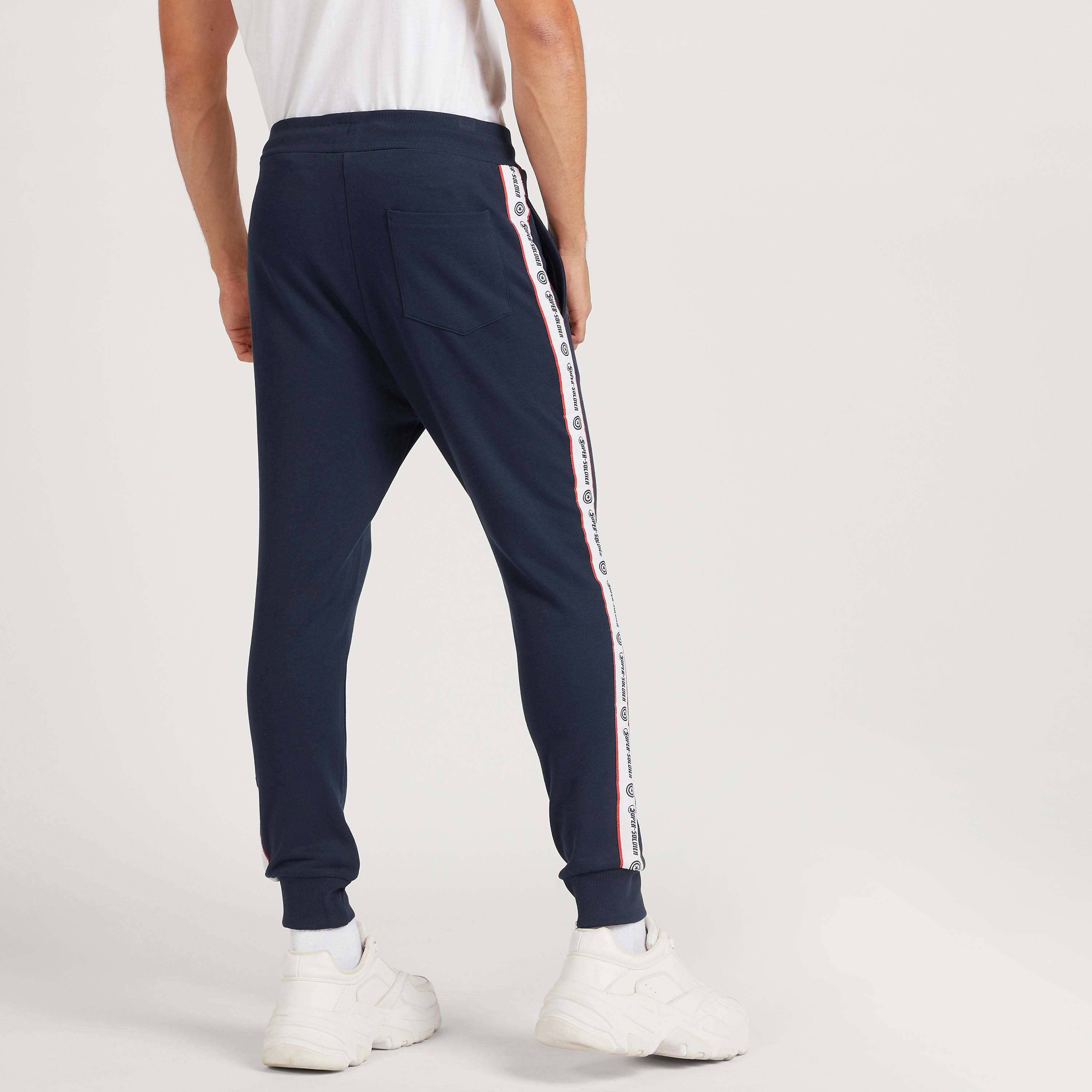 بنطلون رياضي بخصر متوسط الارتفاع بجيوب وطبعات كابتن أميريكا-men-clothing-bottoms-joggers-image-4