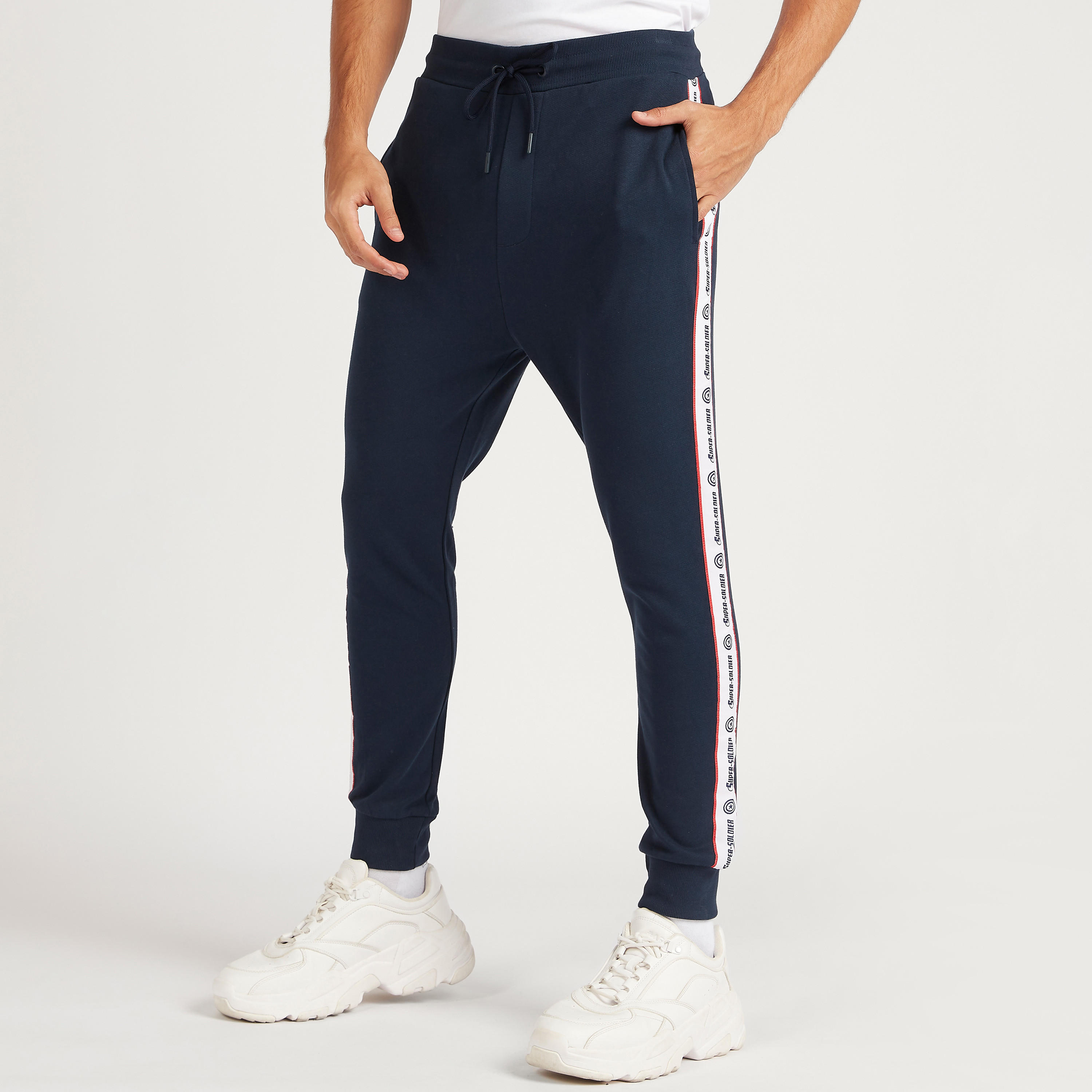 بنطلون رياضي بخصر متوسط الارتفاع بجيوب وطبعات كابتن أميريكا-men-clothing-bottoms-joggers-image-5