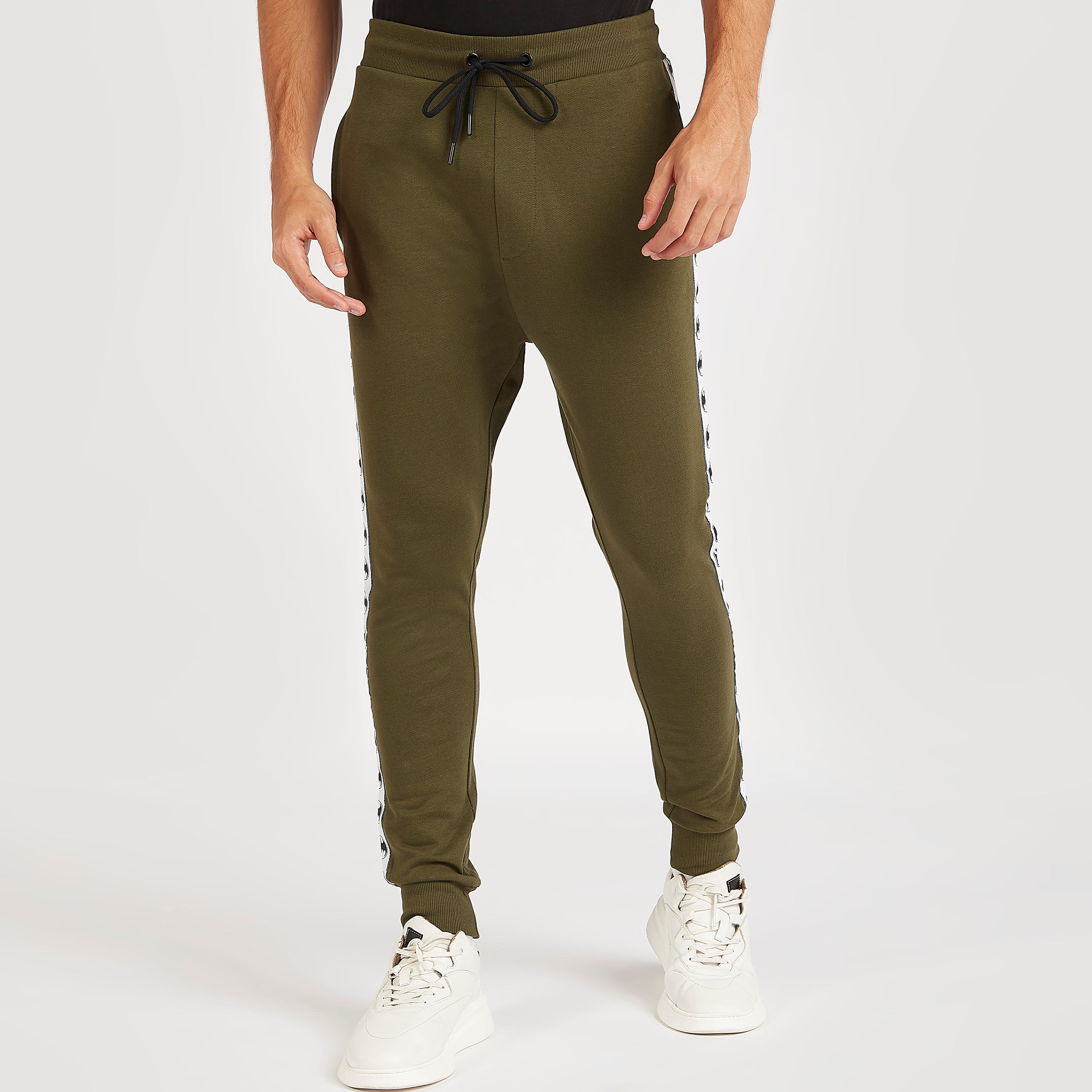 بنطلون رياضي بتفاصيل شريطة ورباط إغلاق وطبعات-men-clothing-bottoms-joggers-image-5