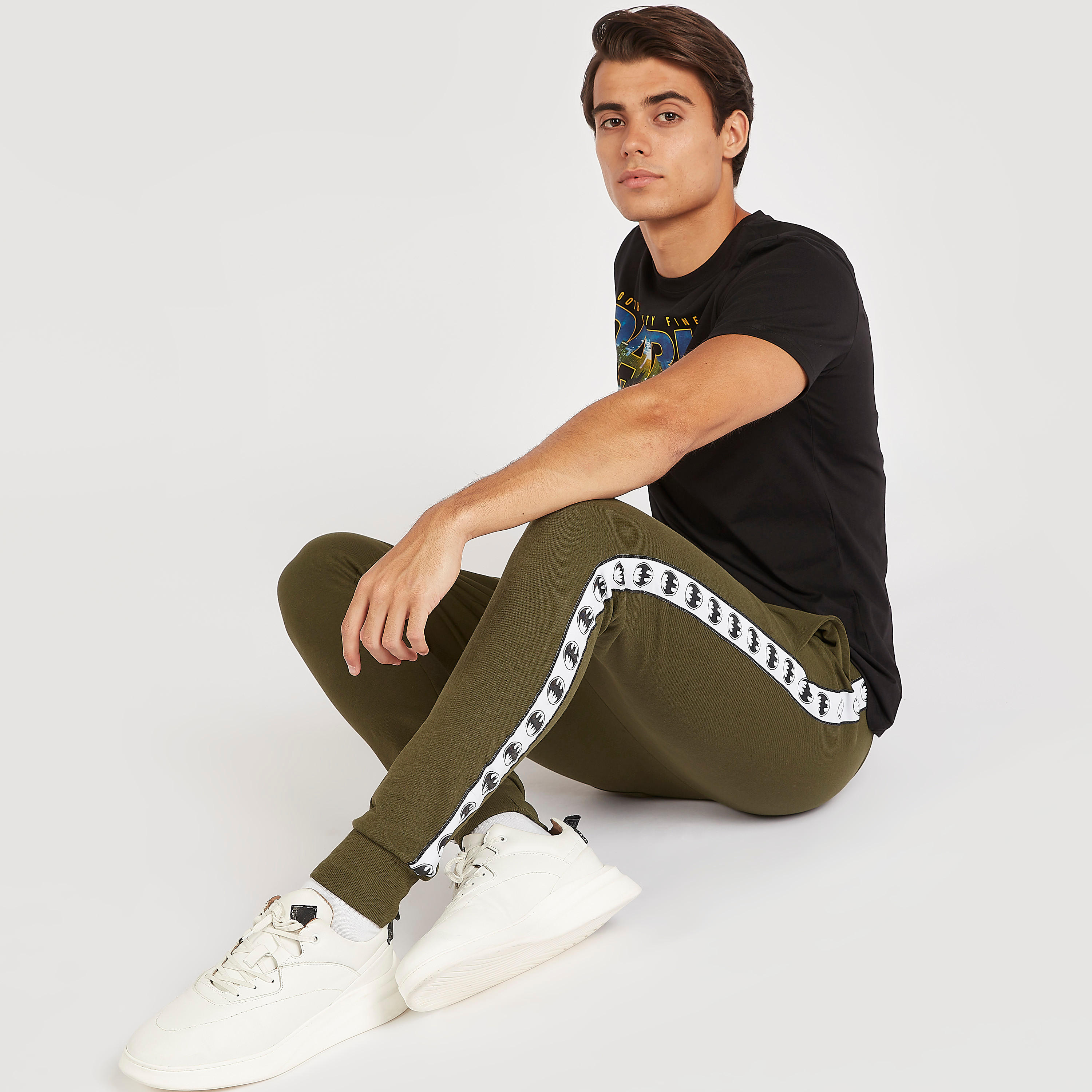 بنطلون رياضي بتفاصيل شريطة ورباط إغلاق وطبعات-men-clothing-bottoms-joggers-image-4