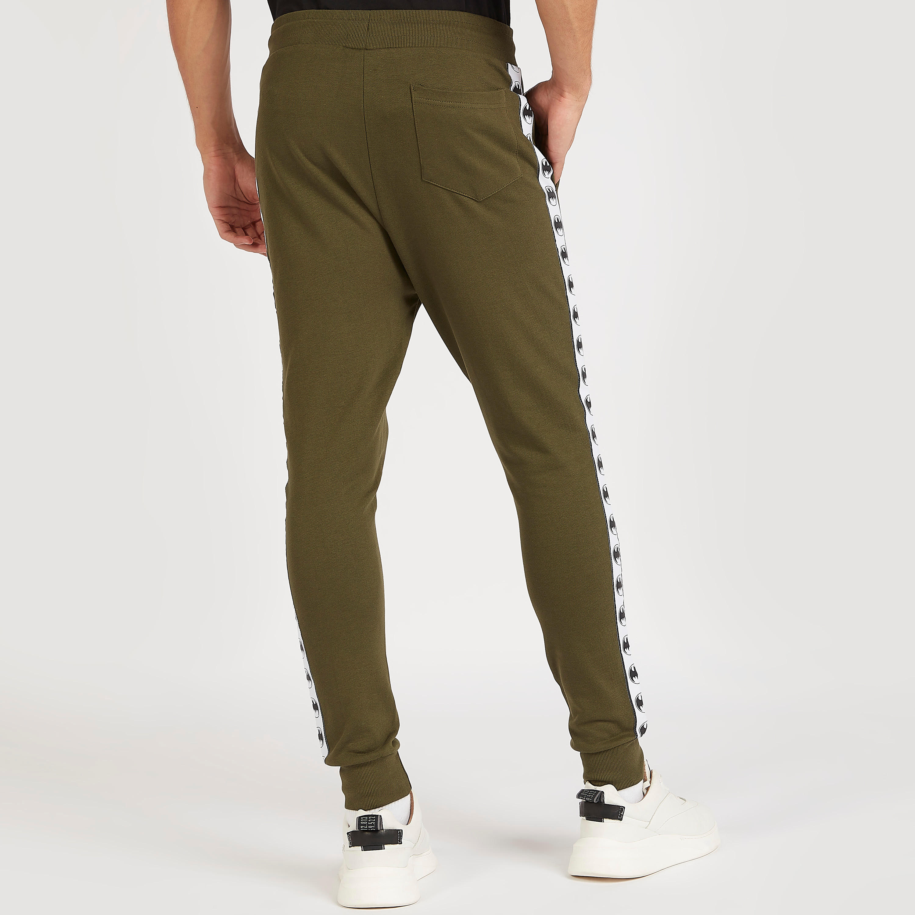 بنطلون رياضي بتفاصيل شريطة ورباط إغلاق وطبعات-men-clothing-bottoms-joggers-image-2