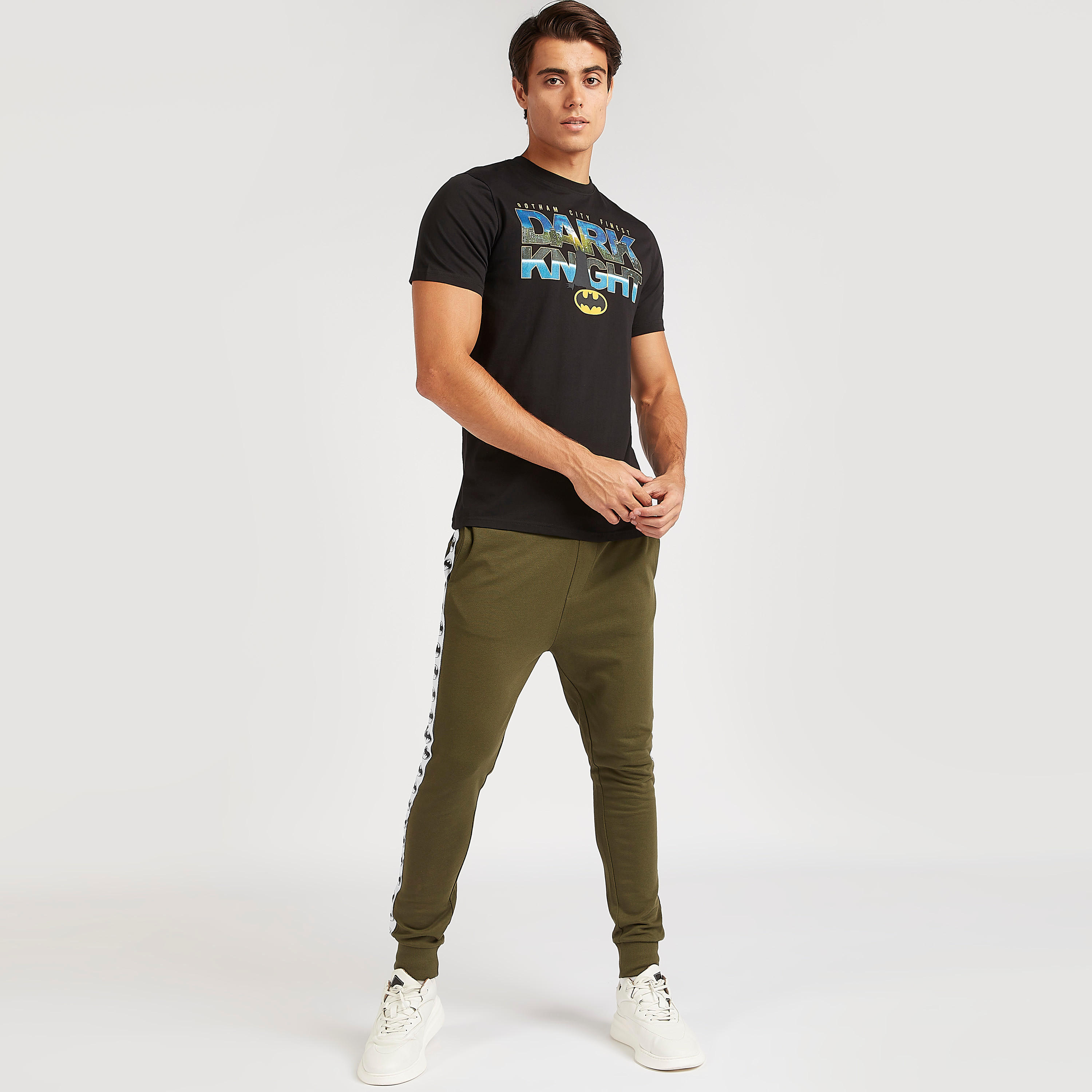 بنطلون رياضي بتفاصيل شريطة ورباط إغلاق وطبعات-men-clothing-bottoms-joggers-image-1