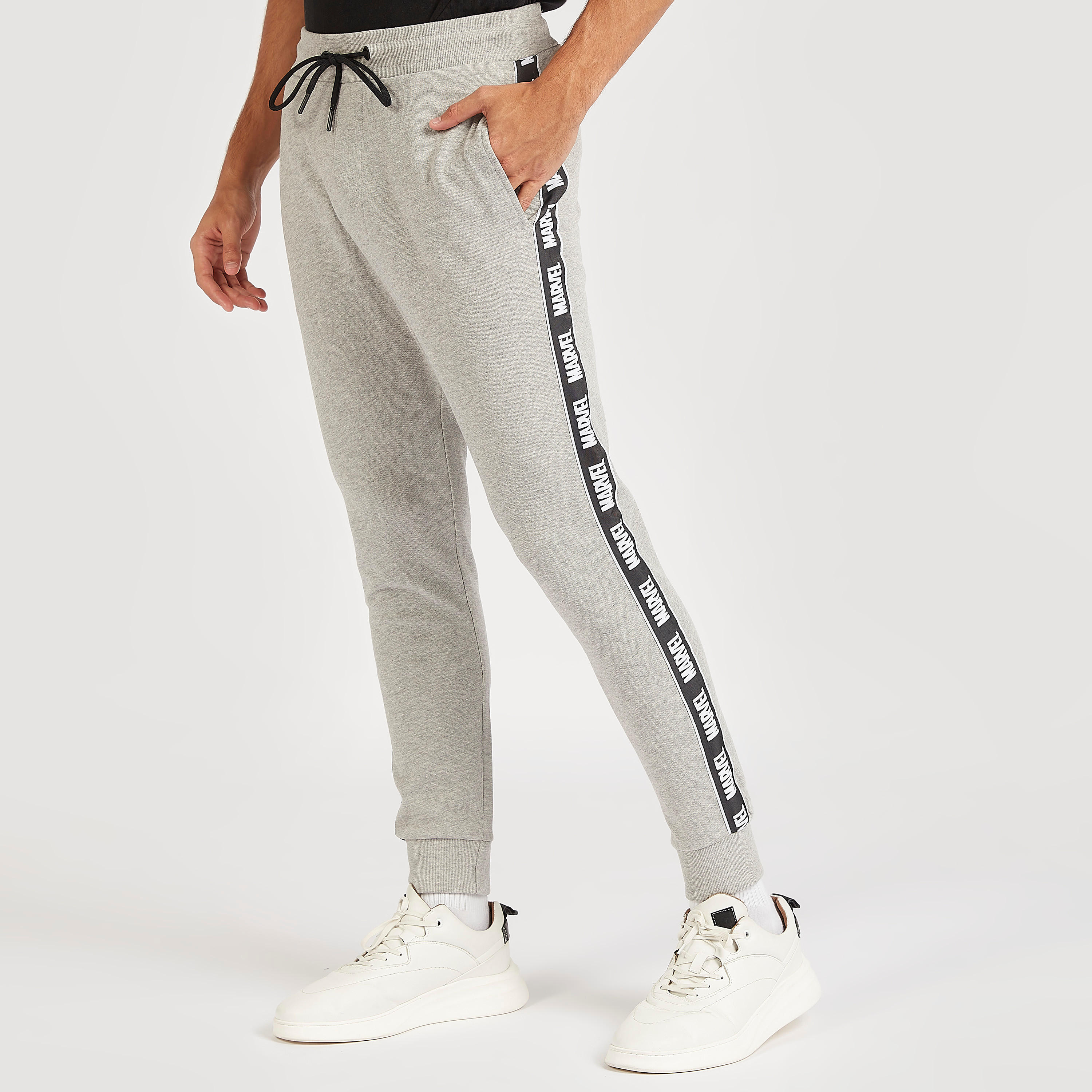 بنطلون رياضي بطبعات مارفل وخصر متوسّط الارتفاع وتفاصيل شريطة-men-clothing-bottoms-joggers-image-1