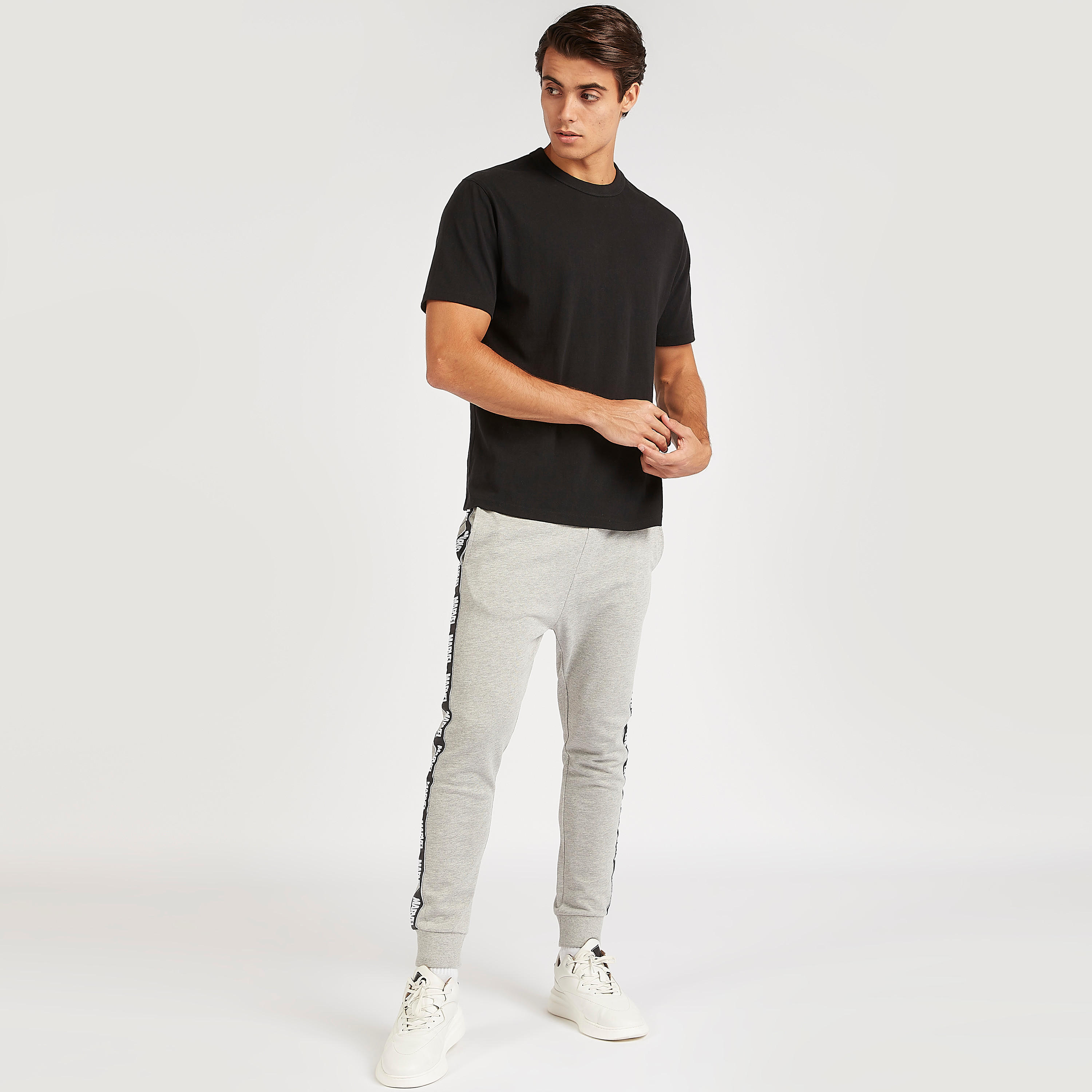 بنطلون رياضي بطبعات مارفل وخصر متوسّط الارتفاع وتفاصيل شريطة-men-clothing-bottoms-joggers-image-2