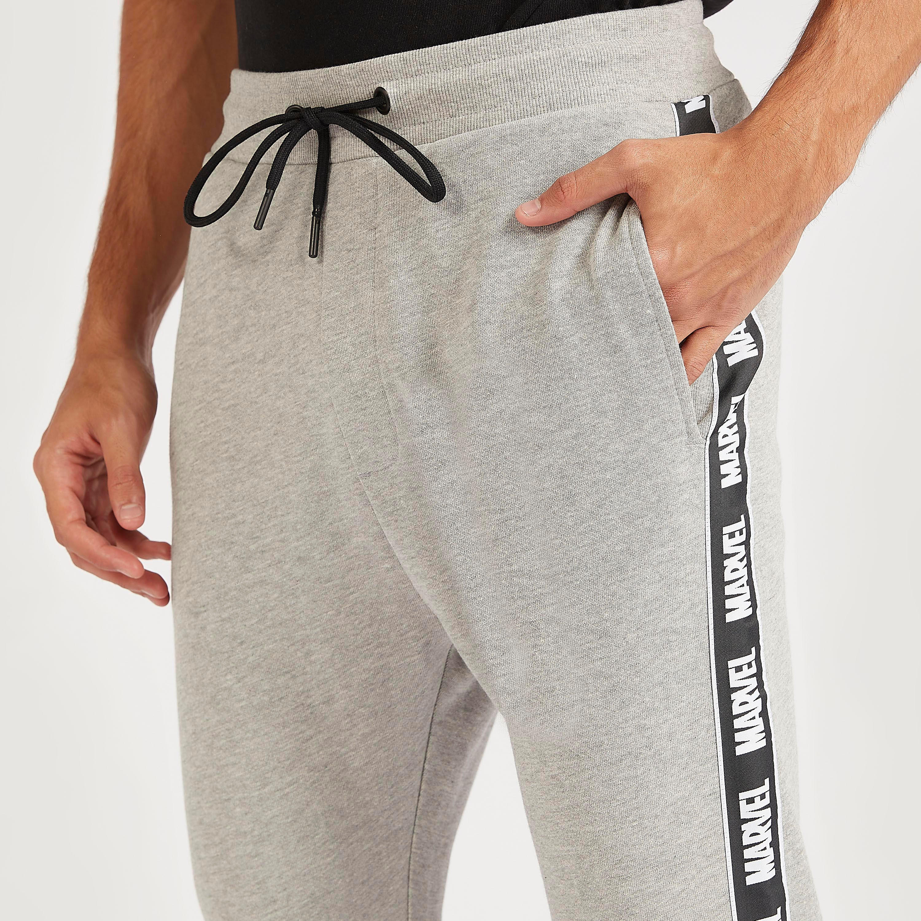 بنطلون رياضي بطبعات مارفل وخصر متوسّط الارتفاع وتفاصيل شريطة-men-clothing-bottoms-joggers-image-3