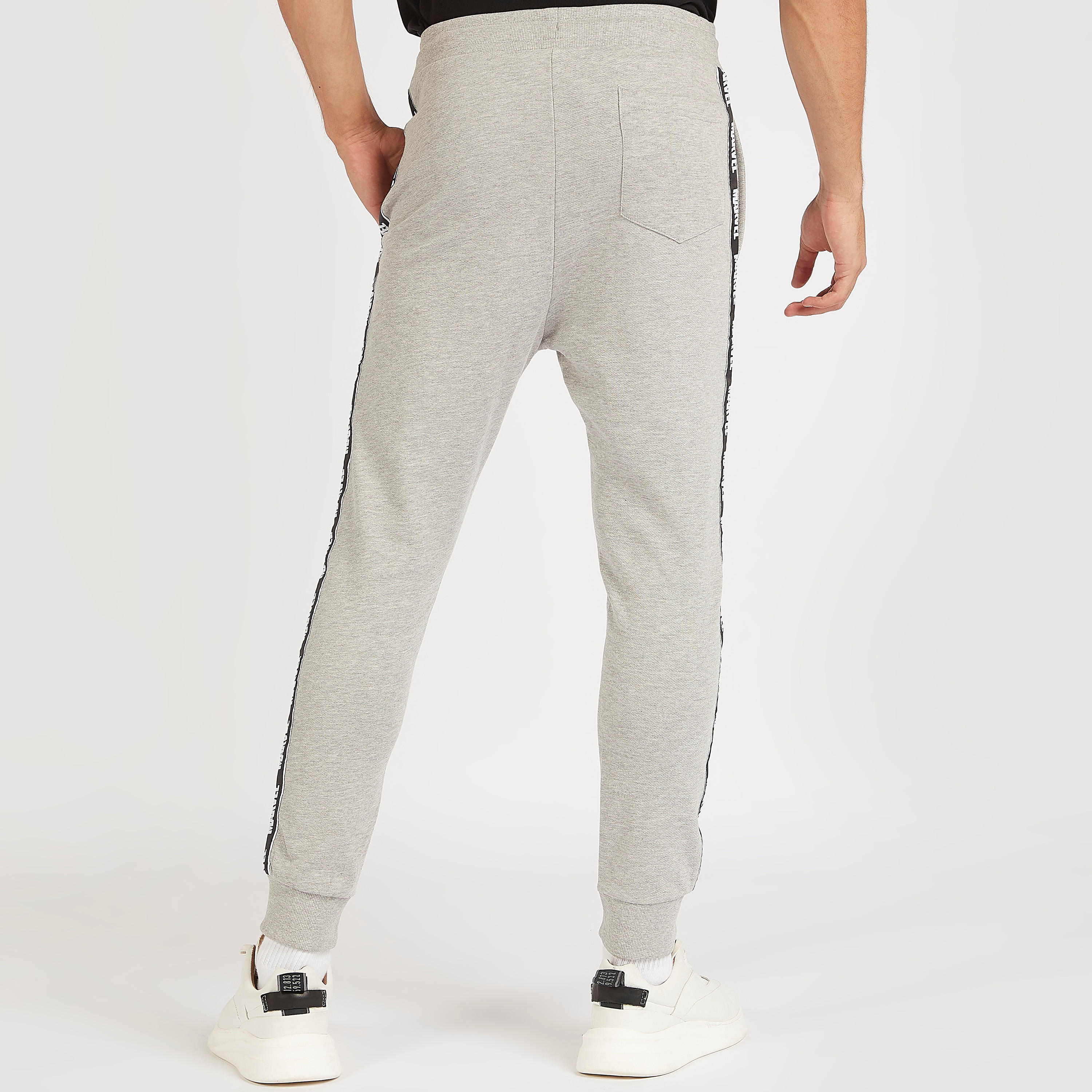 بنطلون رياضي بطبعات مارفل وخصر متوسّط الارتفاع وتفاصيل شريطة-men-clothing-bottoms-joggers-image-4