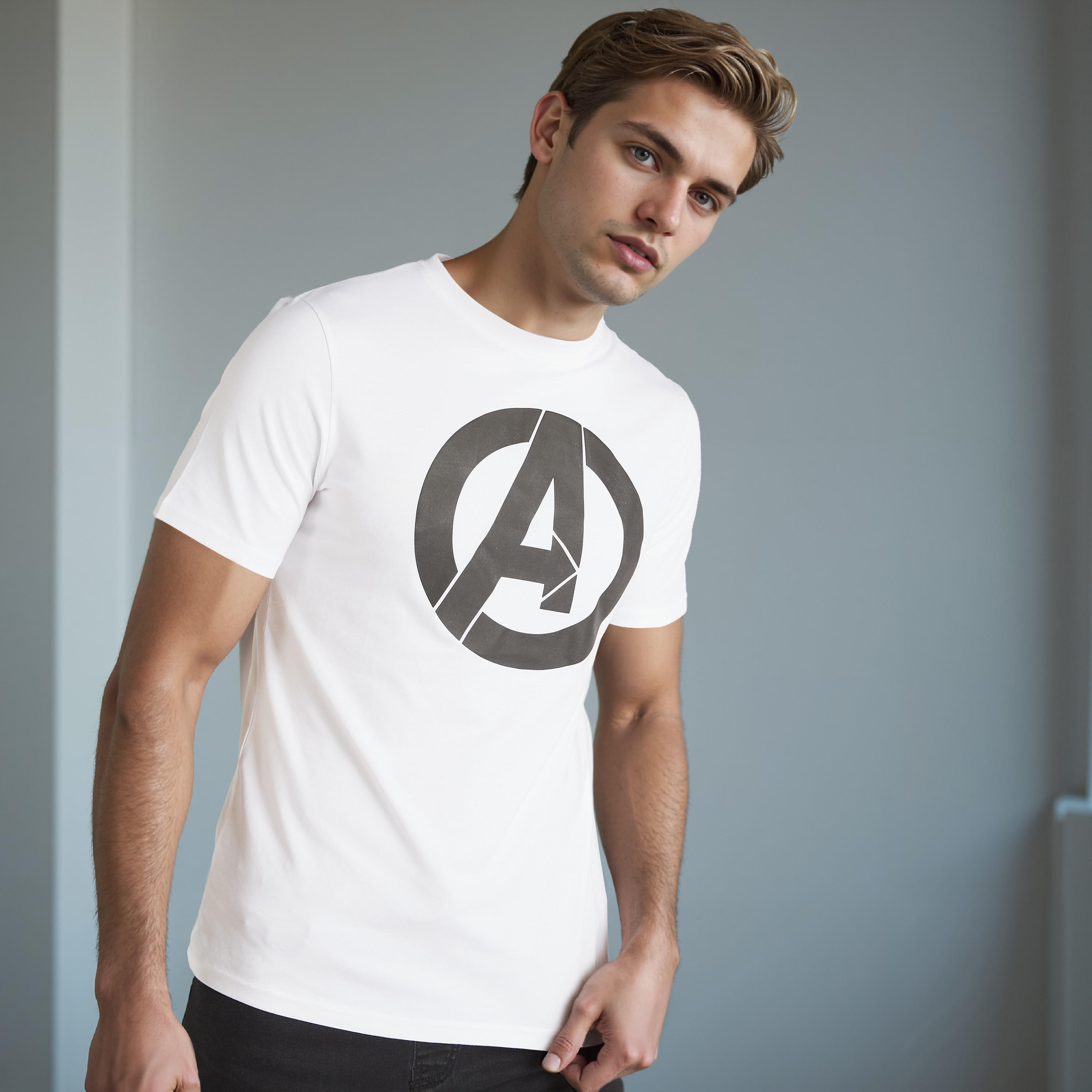 تيشيرت بقصّة سليم وياقة ضيّقة وأكمام قصيرة وطبعات أفنجرز-men-clothing-tshirtsandpolos-tshirts-image-1